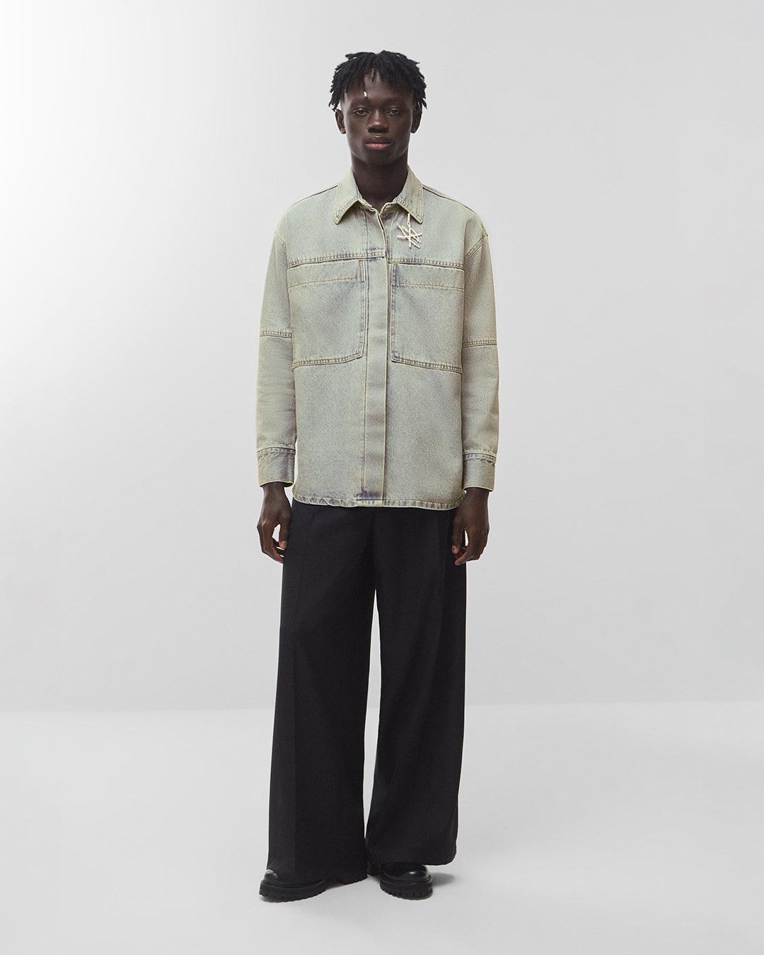 Camisa jeans oversized manga longa lavagem dirty