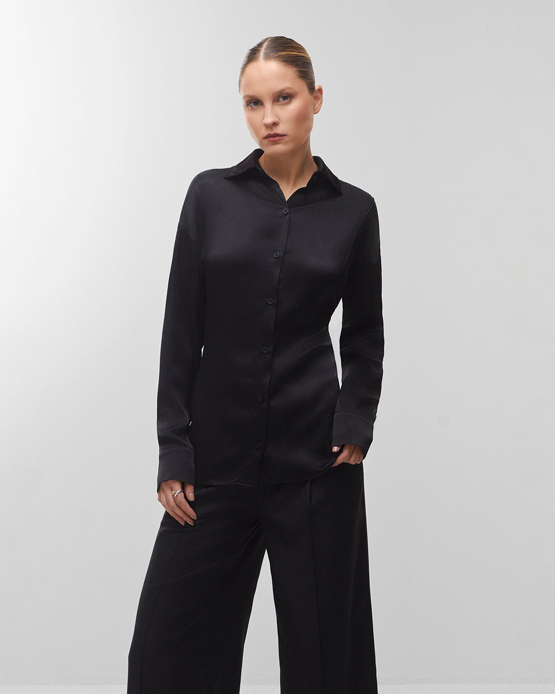 Camisa acetinada com amarração nas costas | preta