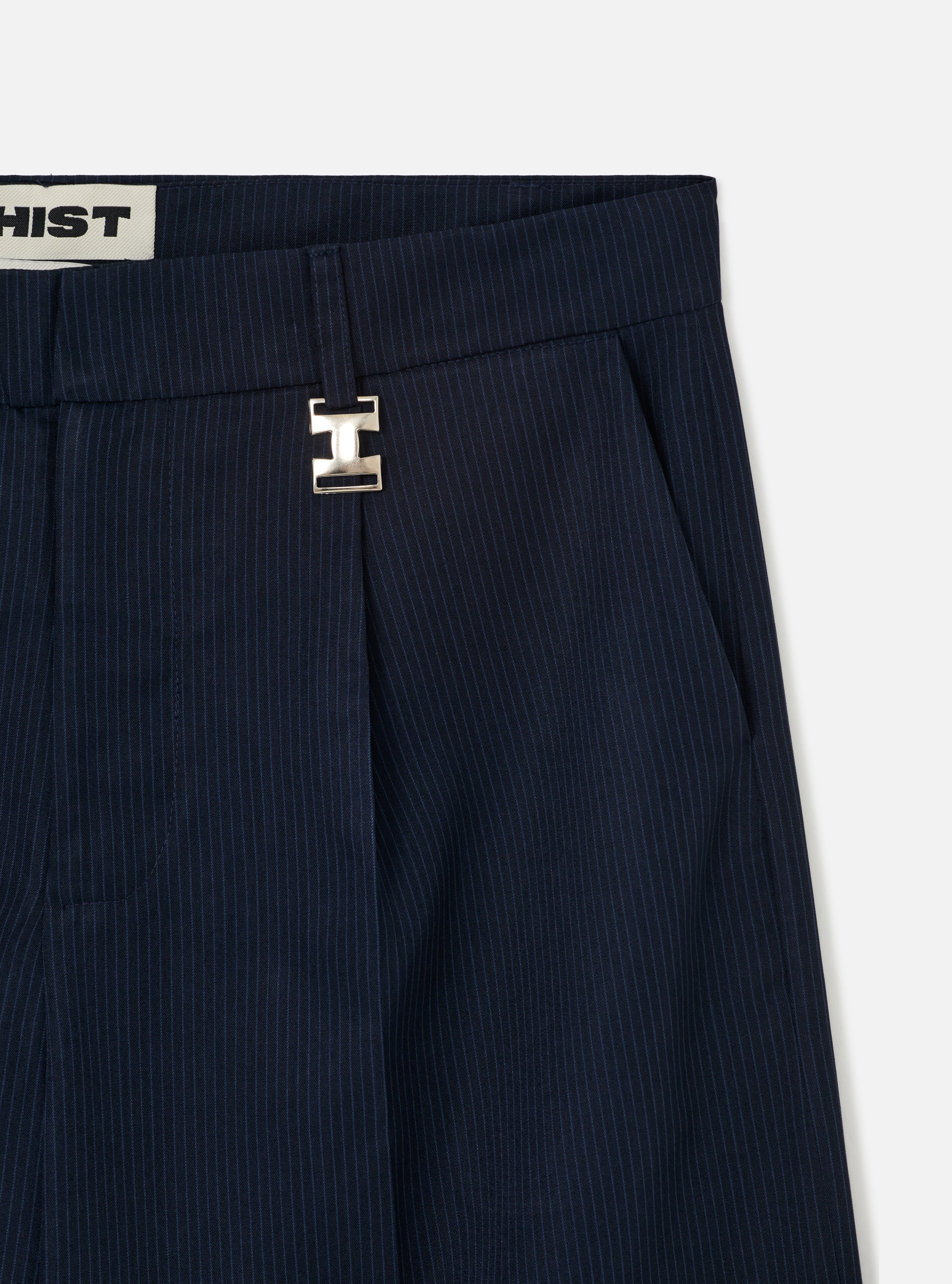 Bermuda alfaiataria azul escuro risca de giz com silhueta estruturada e bolsos angulados – vista lateral