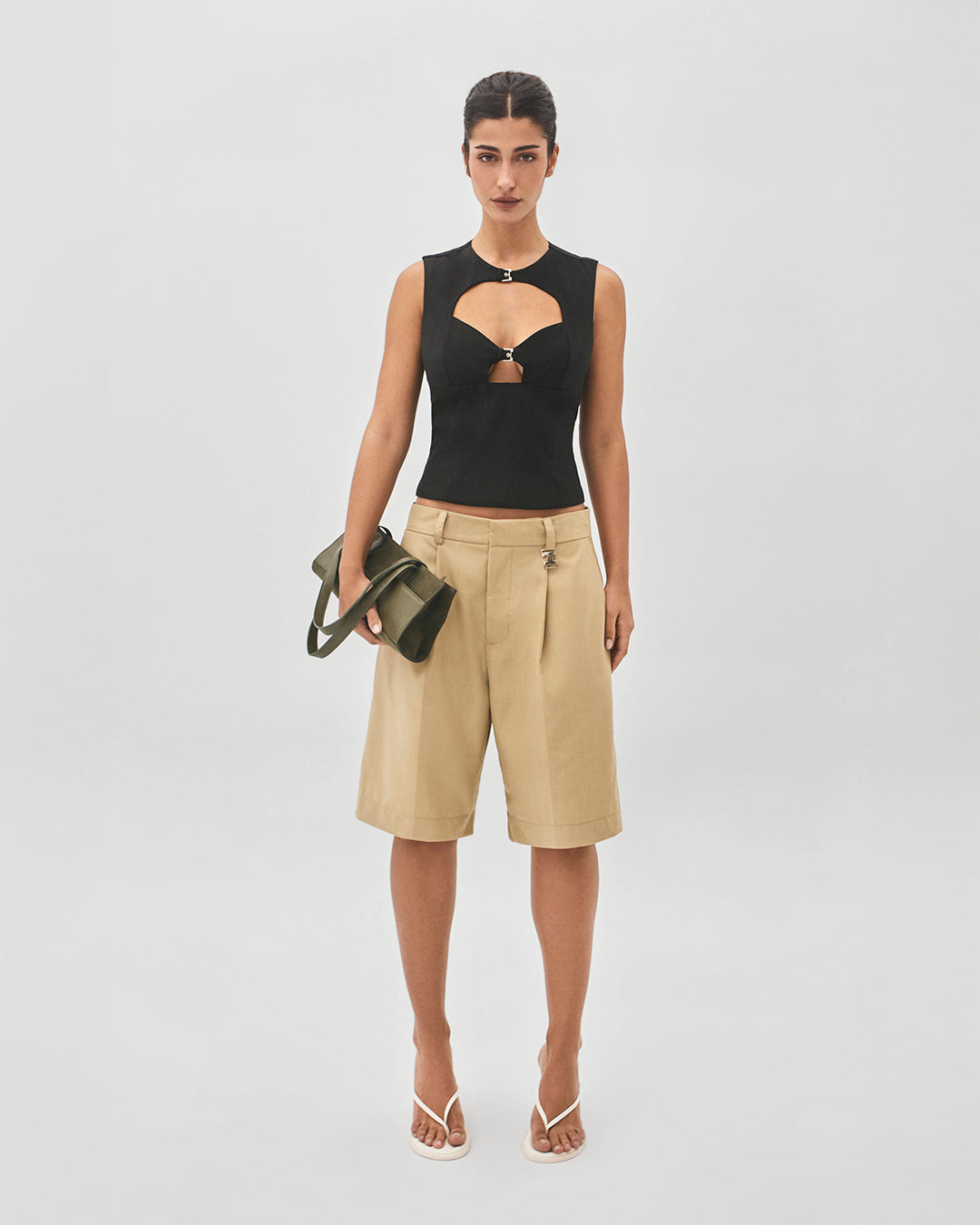 Look completo com bermuda alfaiataria bege – composição urbana refinada, vista frontal