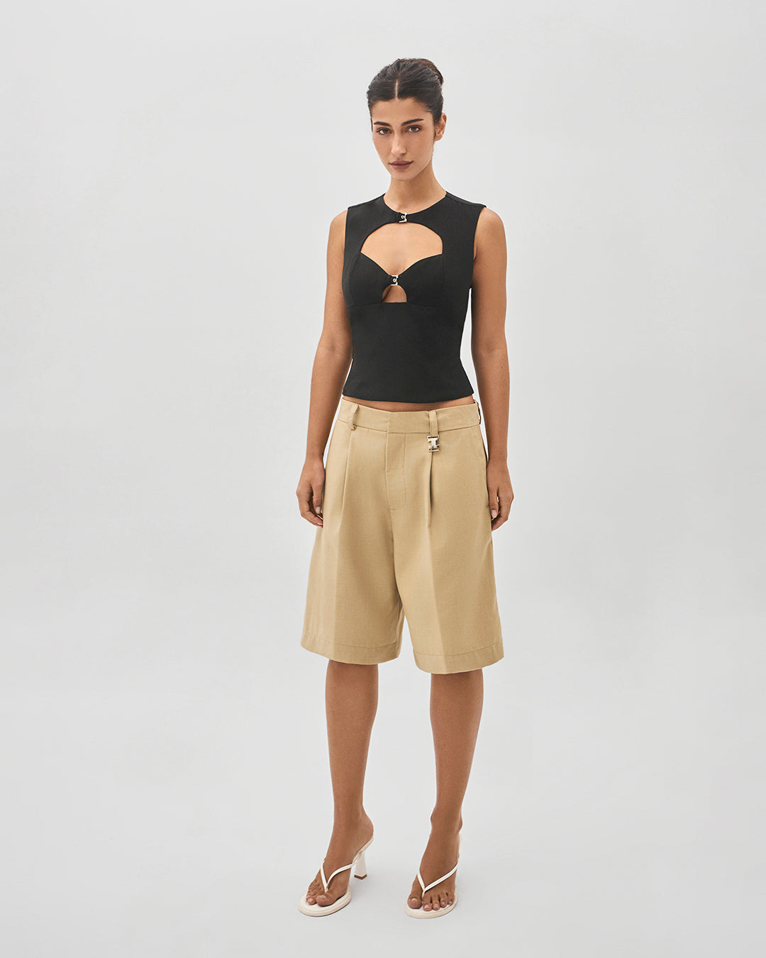 Look completo com bermuda alfaiataria bege – composição urbana refinada, vista lateral