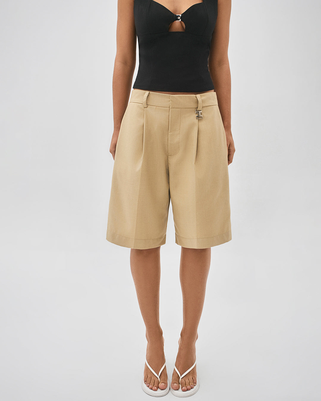 Bermuda alfaiataria bege com silhueta estruturada – look completo em ângulo alternativo