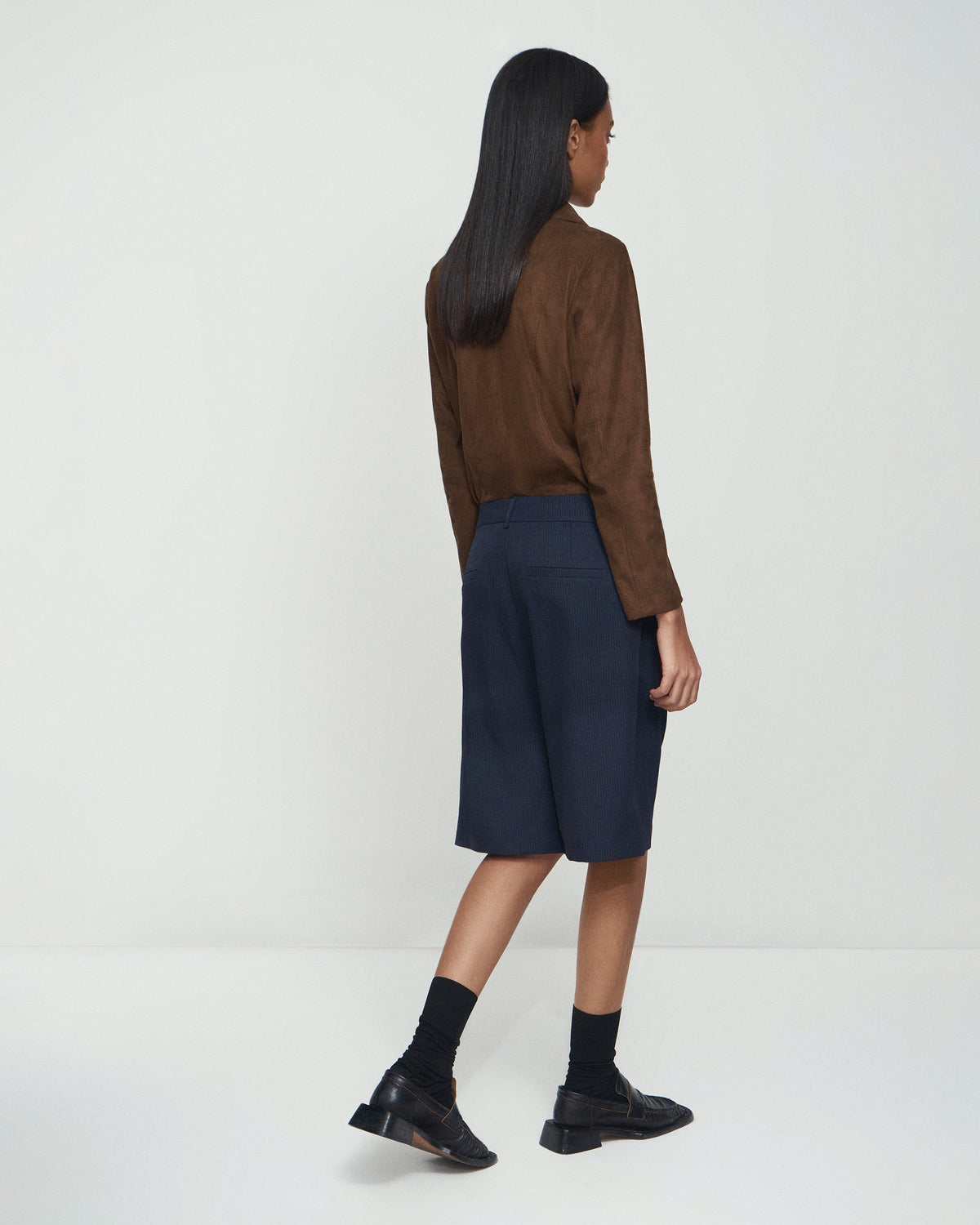 Blusa de suede manga longa marrom HIST em composição editorial