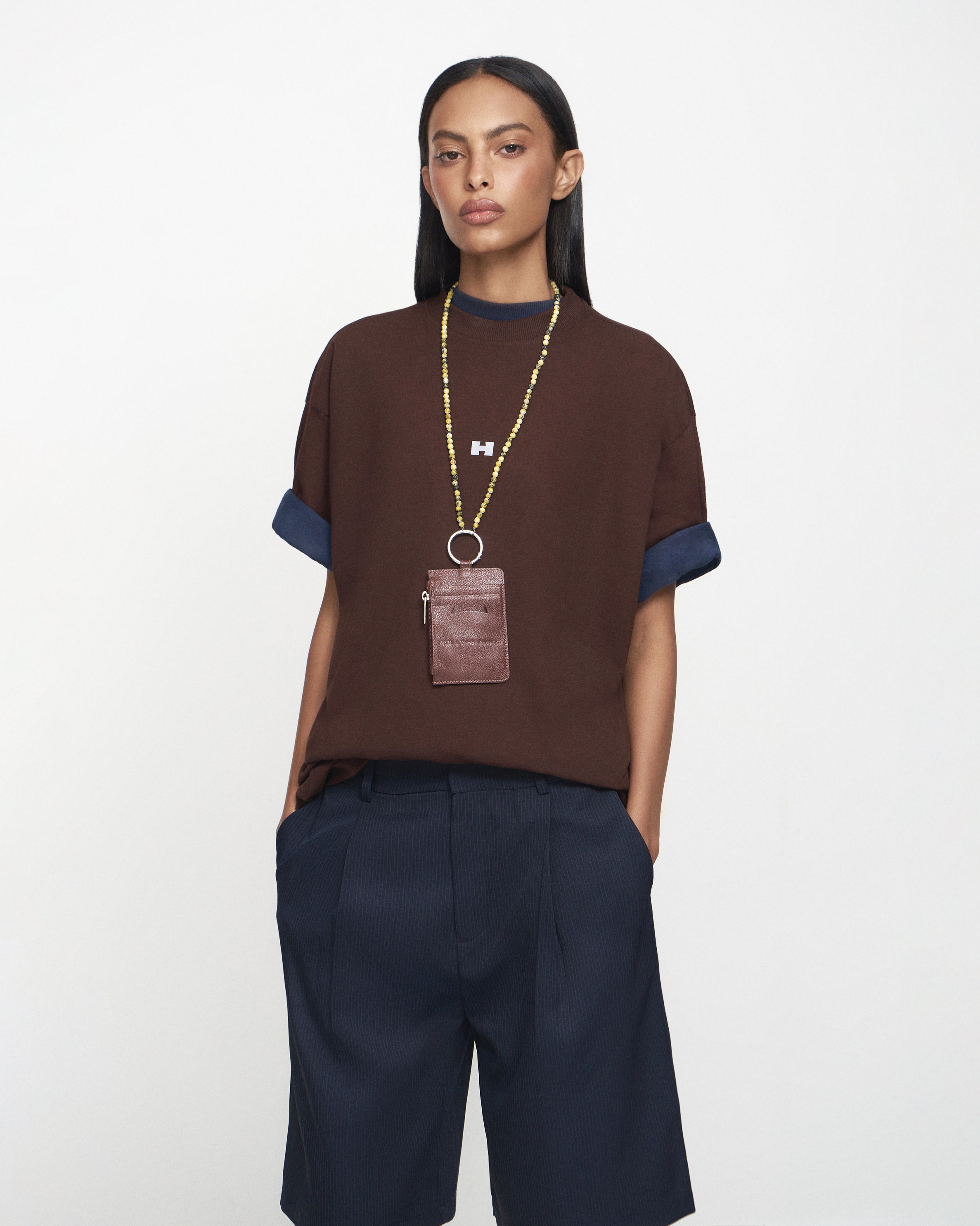 Camiseta Lisa Logo Marrom HIST em look Enduring Forms