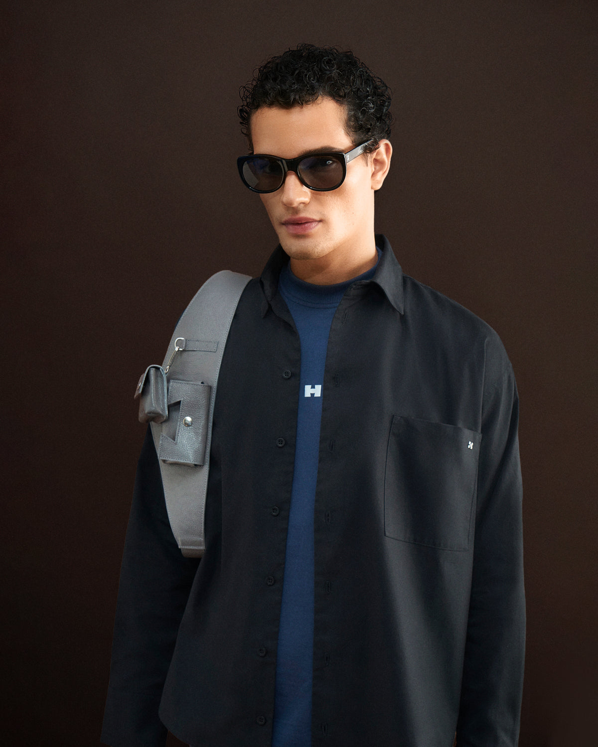 Camiseta Lisa Logo Azul Marinho HIST em look Enduring Forms