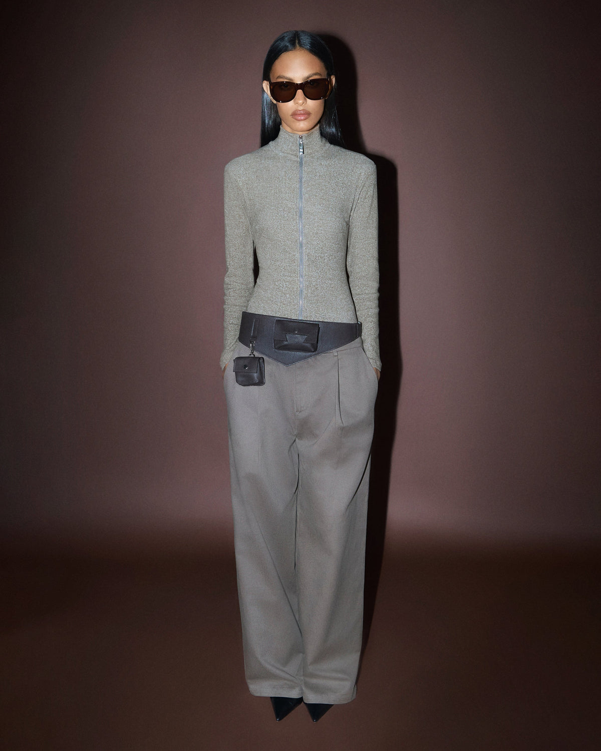 Blusa canelada gola alta bege HIST em look Enduring Forms