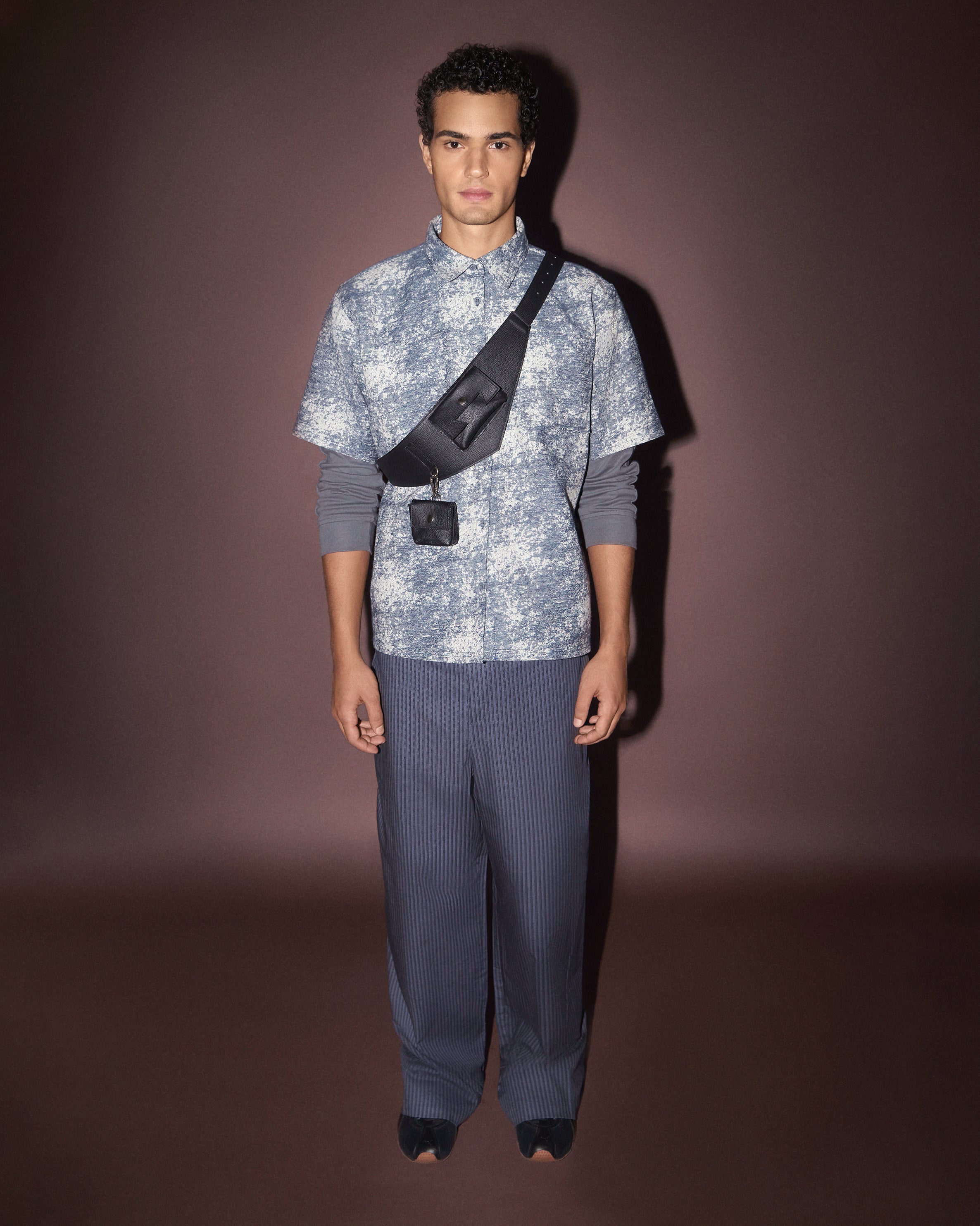 Calça Loose Fit Listrada Azul HIST em look Enduring Forms