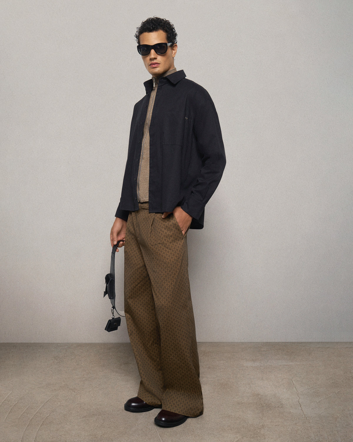 Camisa Manga Longa Lisa Preta HIST em look editorial