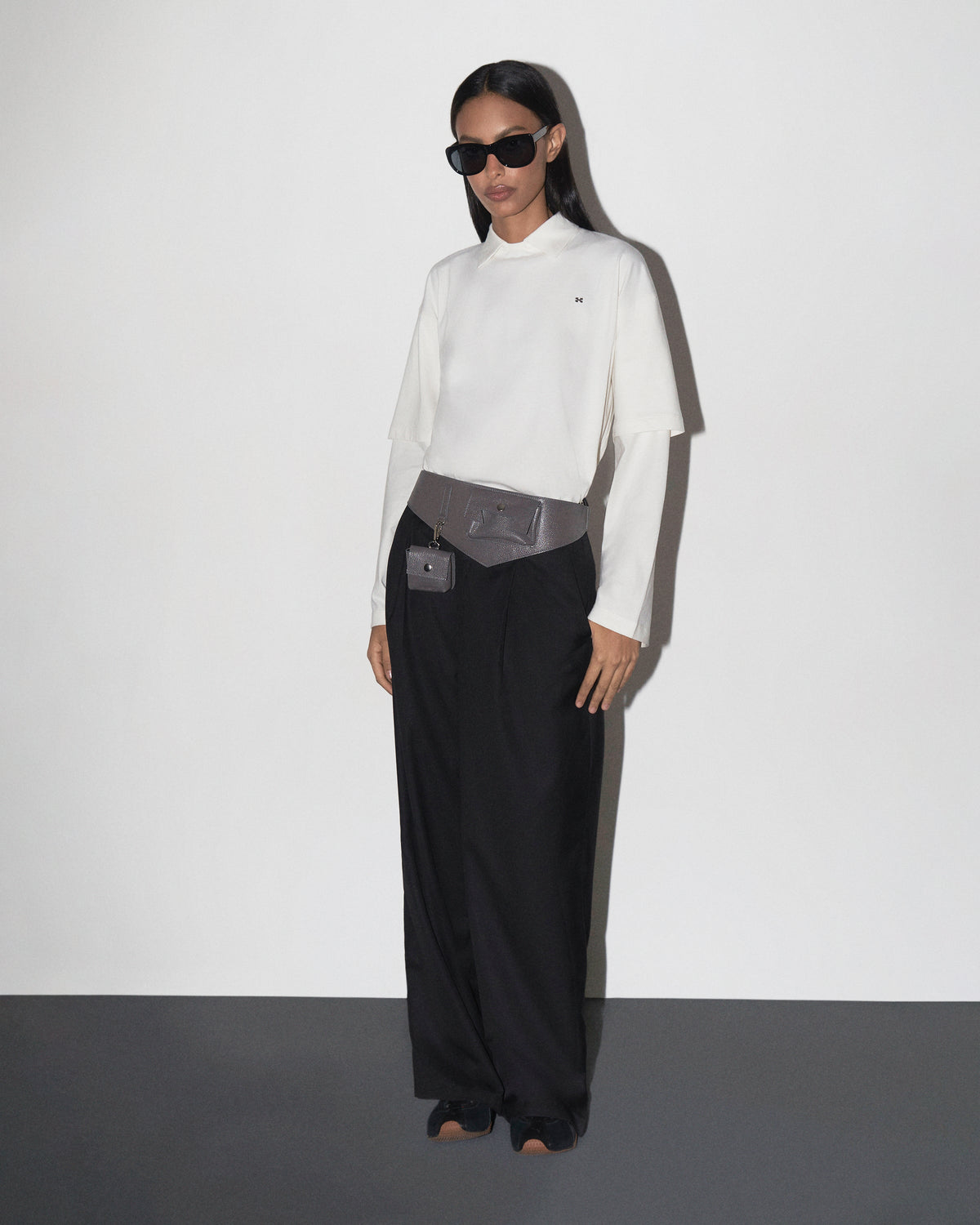 Cinto Utilitário de Couro Chumbo HIST em look editorial