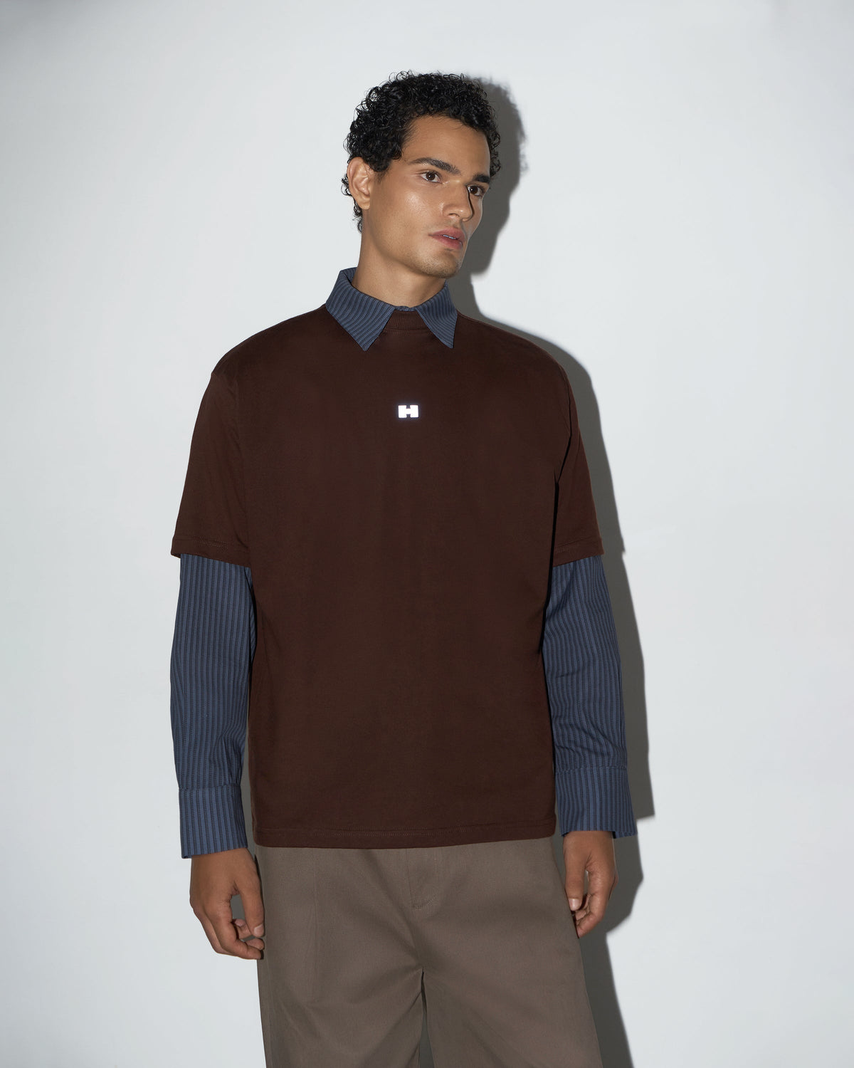 Camiseta Lisa Logo Marrom HIST em look editorial