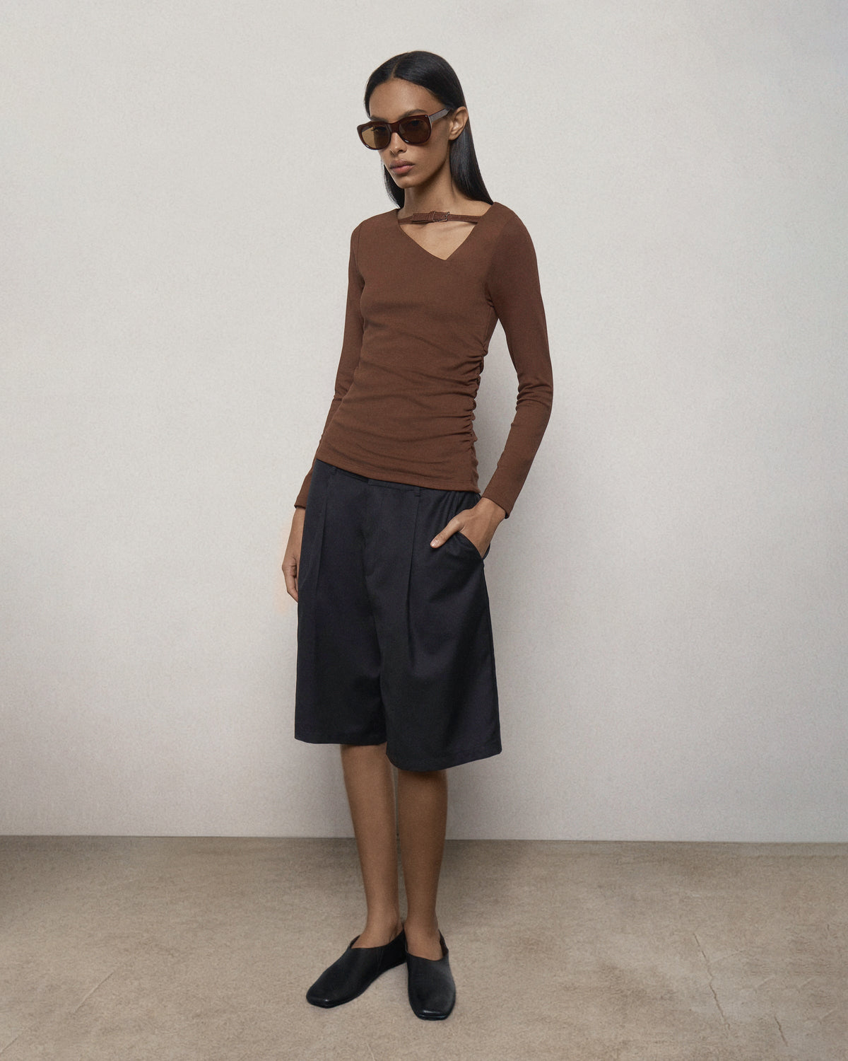 Blusa manga longa franzida com fivela H marrom HIST em look Enduring Forms