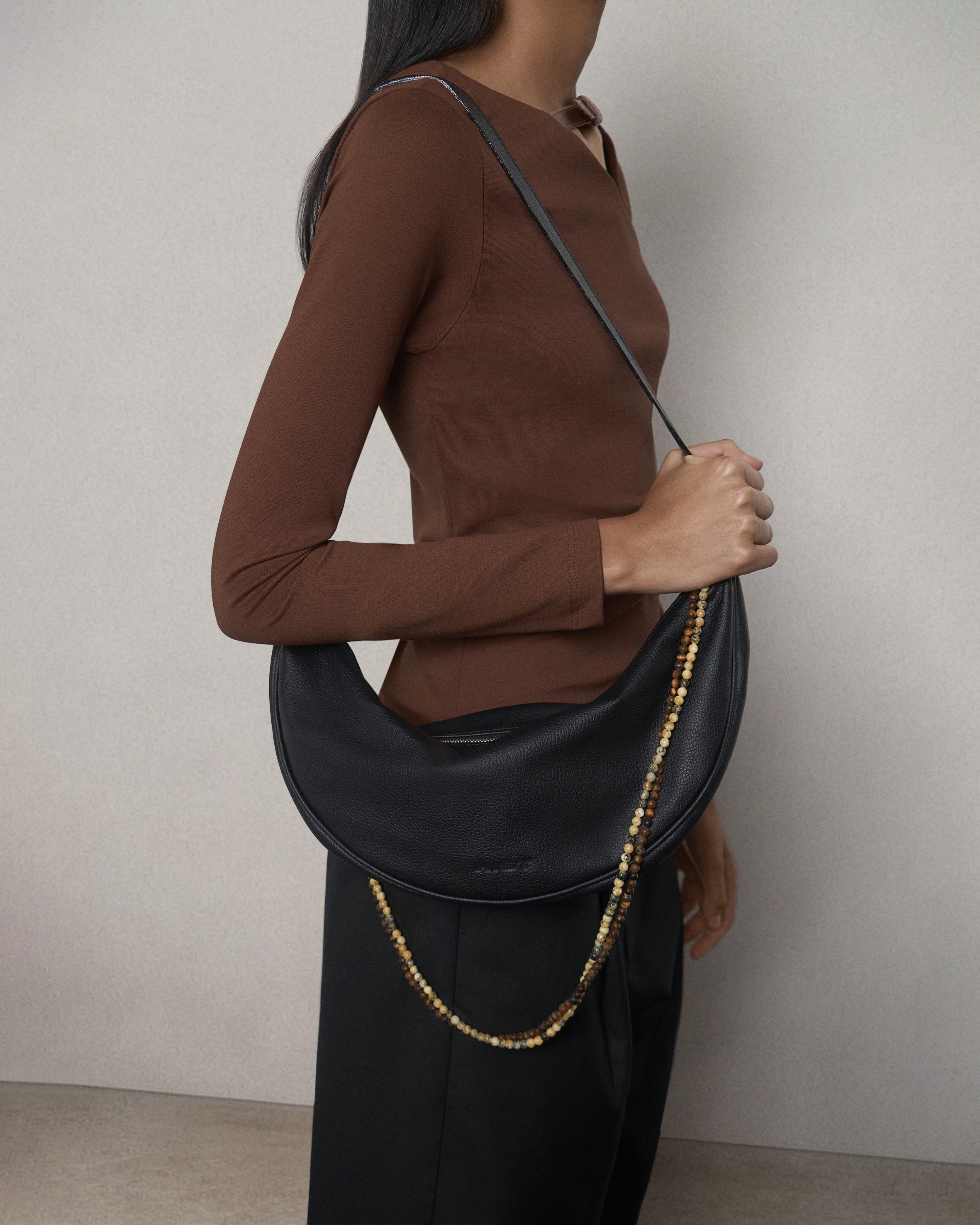 BOLSA MEIA LUA DE COURO | PRETA