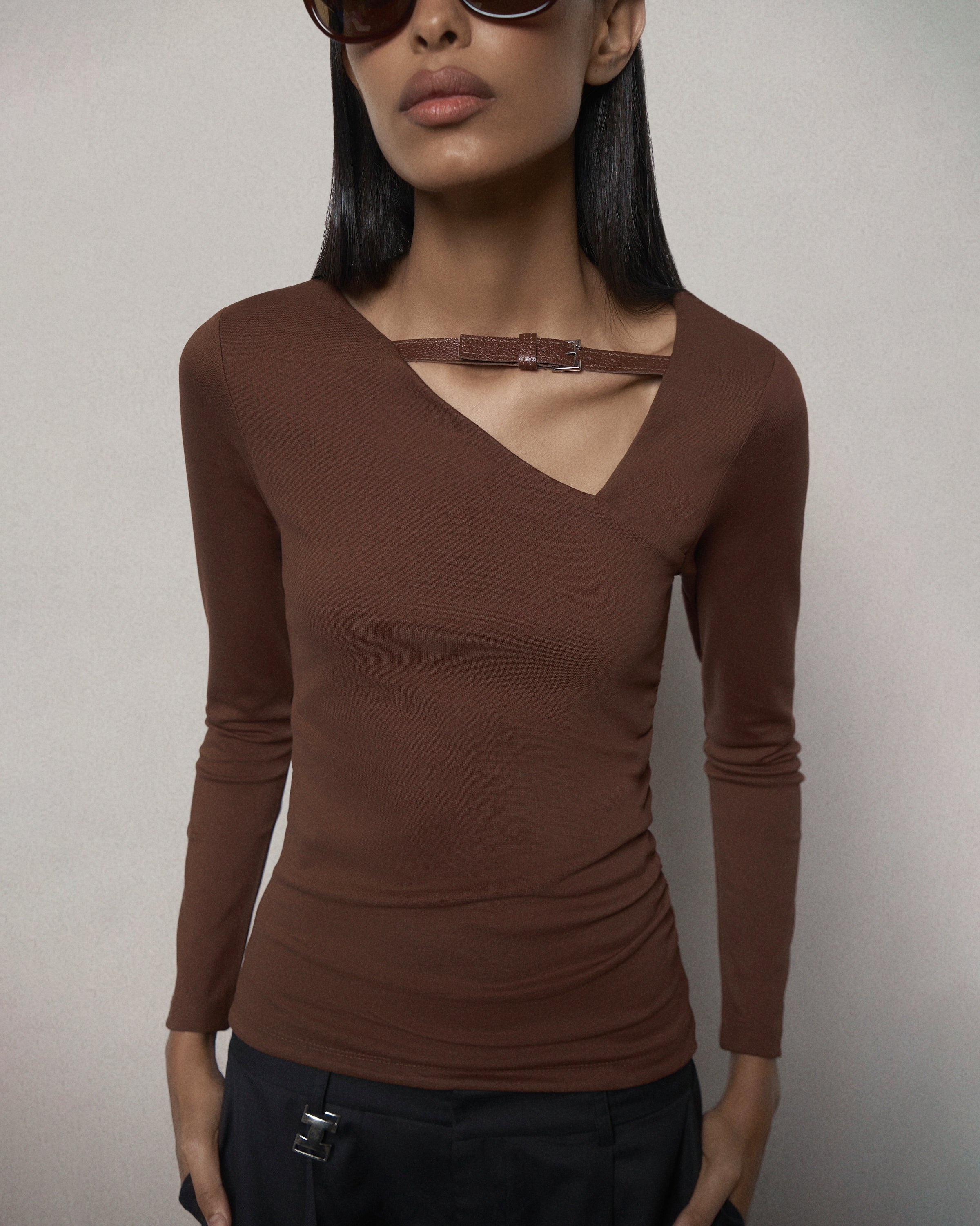 Blusa manga longa franzida com fivela H marrom HIST, detalhe da manga