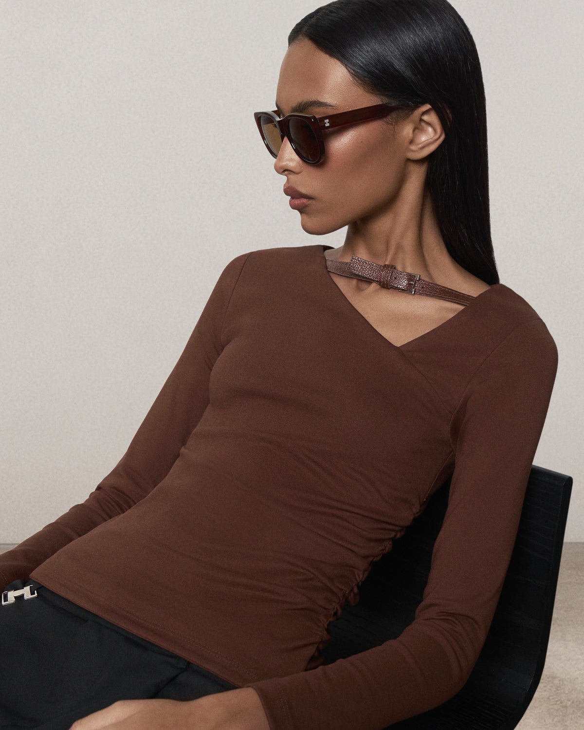 Blusa manga longa franzida com fivela H marrom HIST, detalhe da fivela