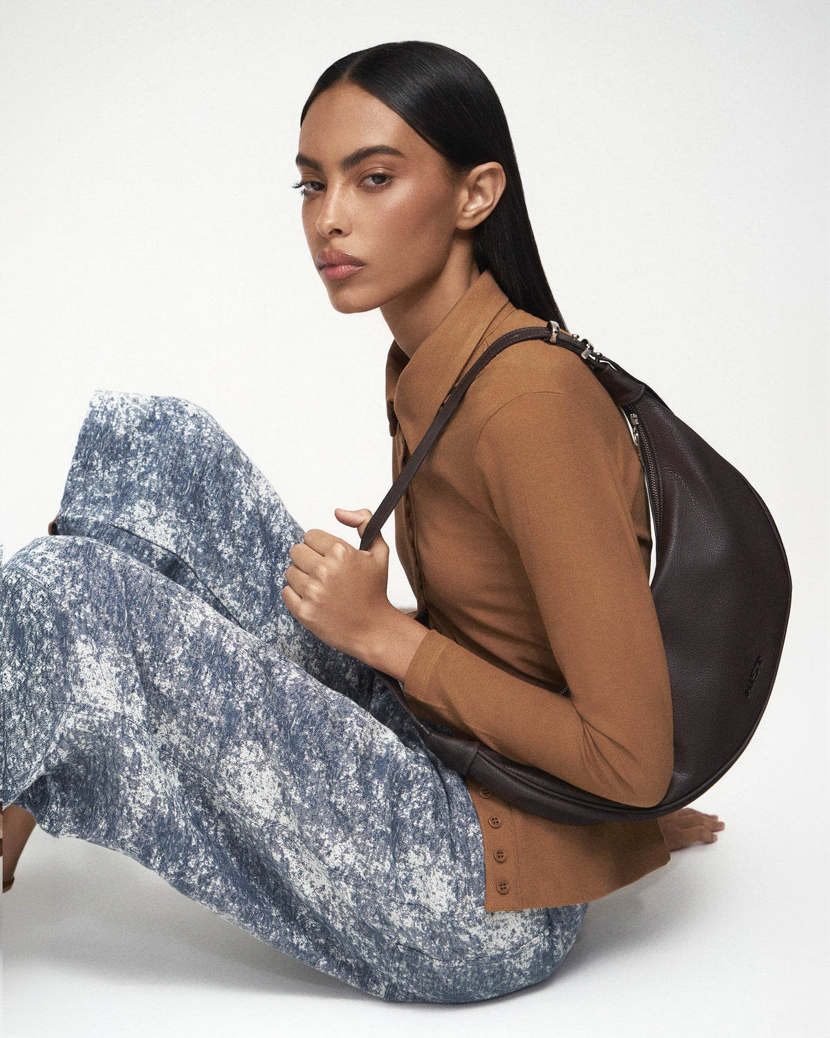Cardigan de Gola Caqui HIST em look editorial
