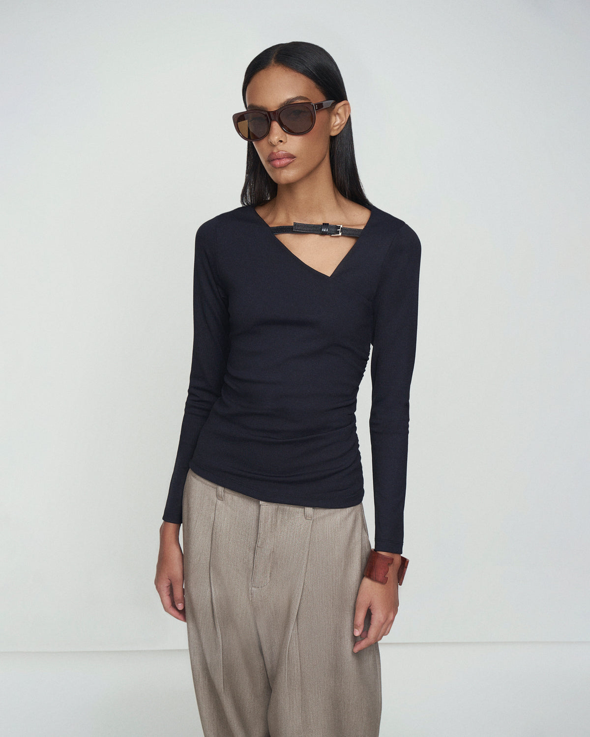 Blusa manga longa franzida com fivela H preta HIST, vista frontal