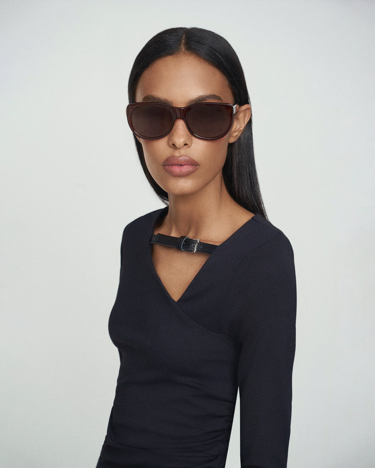 Blusa manga longa franzida com fivela H preta HIST, detalhe da manga