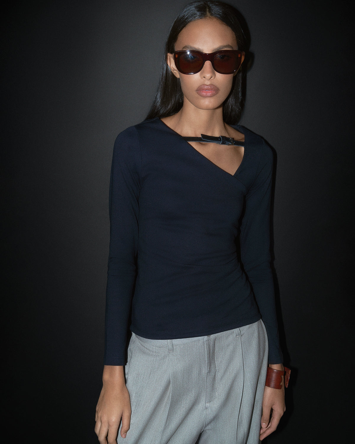 Blusa manga longa franzida com fivela H preta HIST, vista alternativa