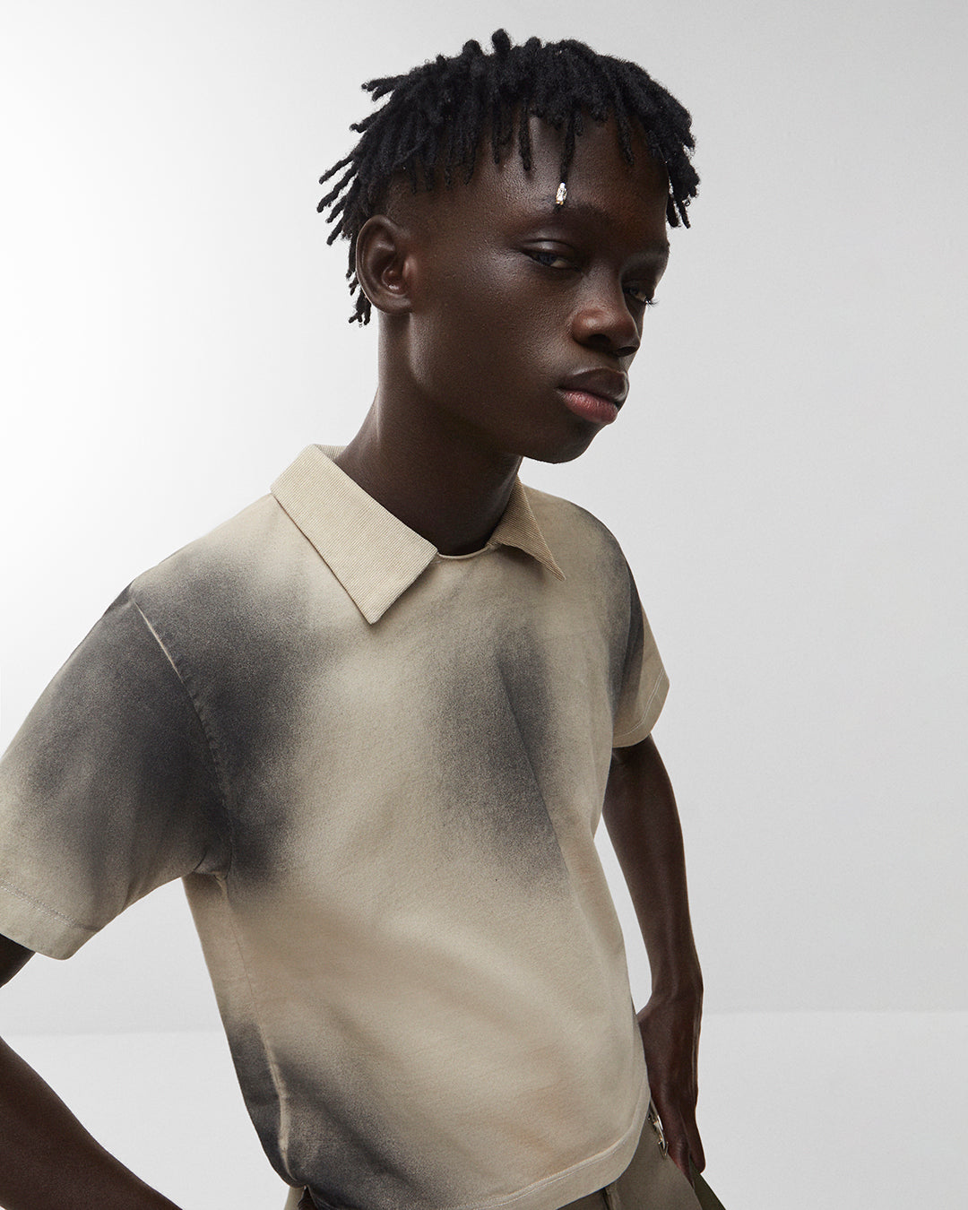 CAMISA POLO MANGA CURTA COM MANCHAS CINZA | OFF WHITE
