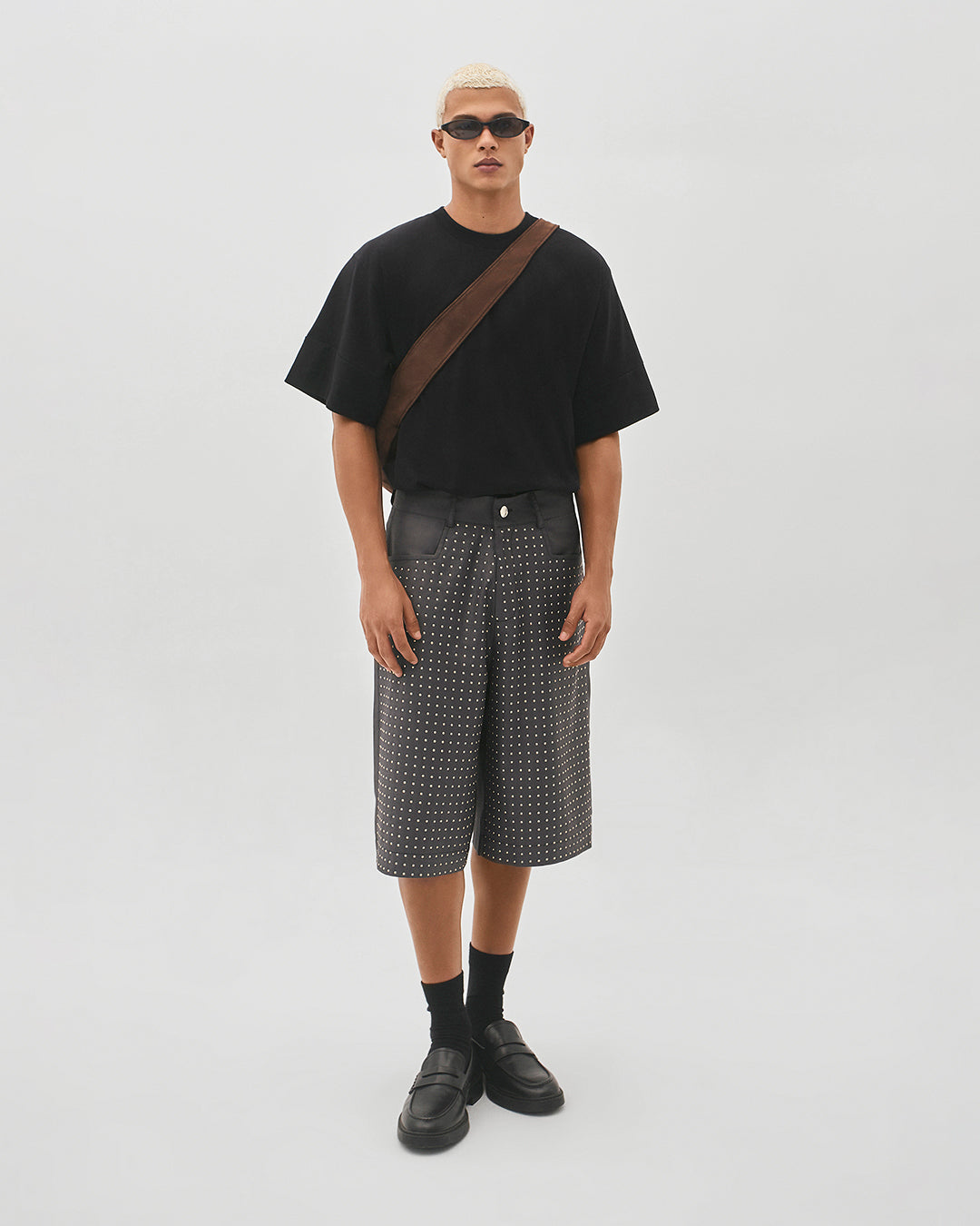 Bermuda wide leg com aplicação em pedras chumbo