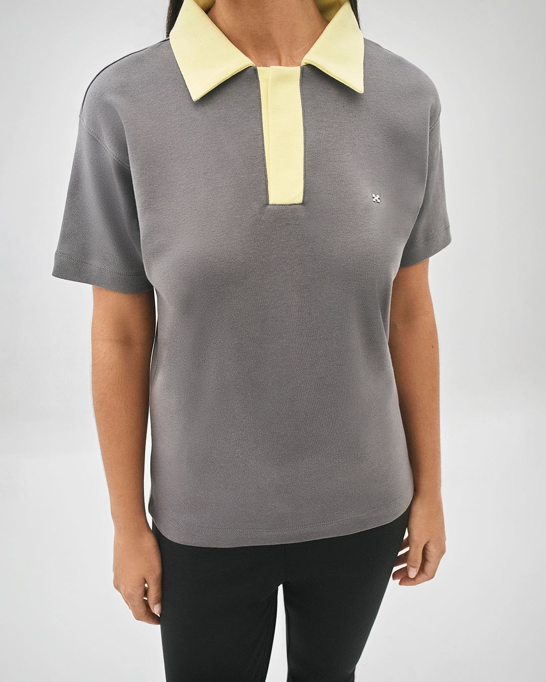 Camiseta polo bicolor cinza