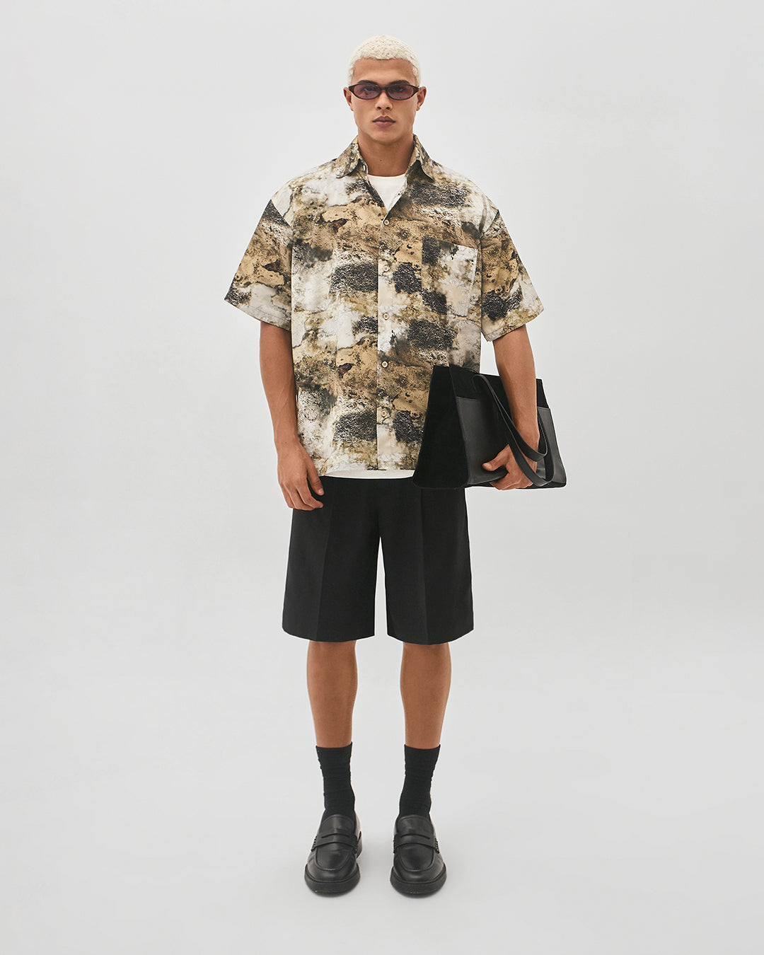 Camisa manga curta oversized estampa cimento