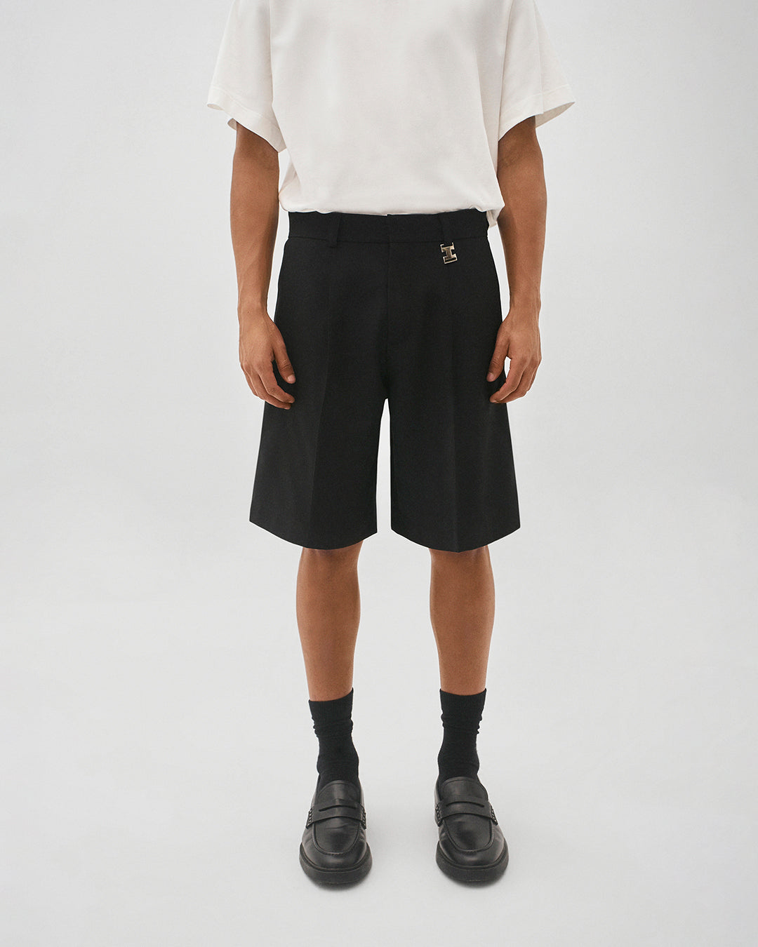 Bermuda com pregas de alfaiataria preto