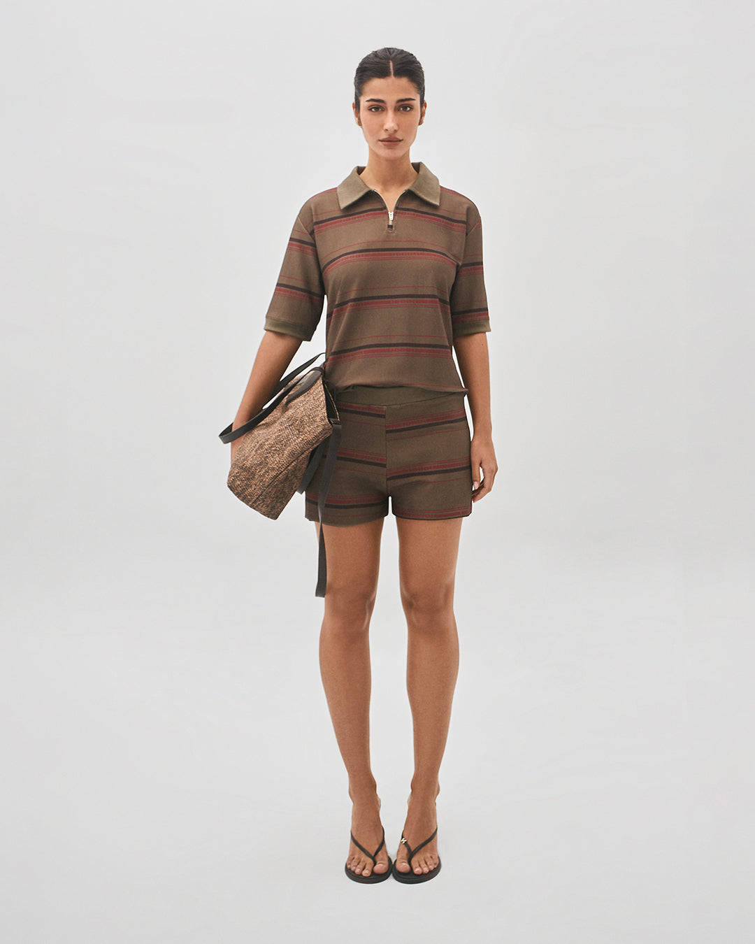 Short curto de malha listrado horizontal