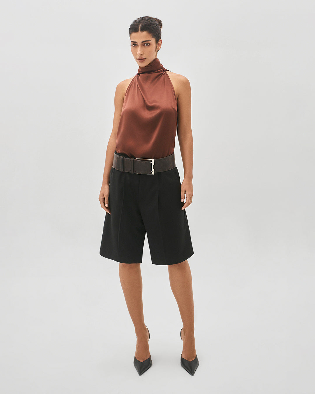 Blusa gola alta acetinada marrom