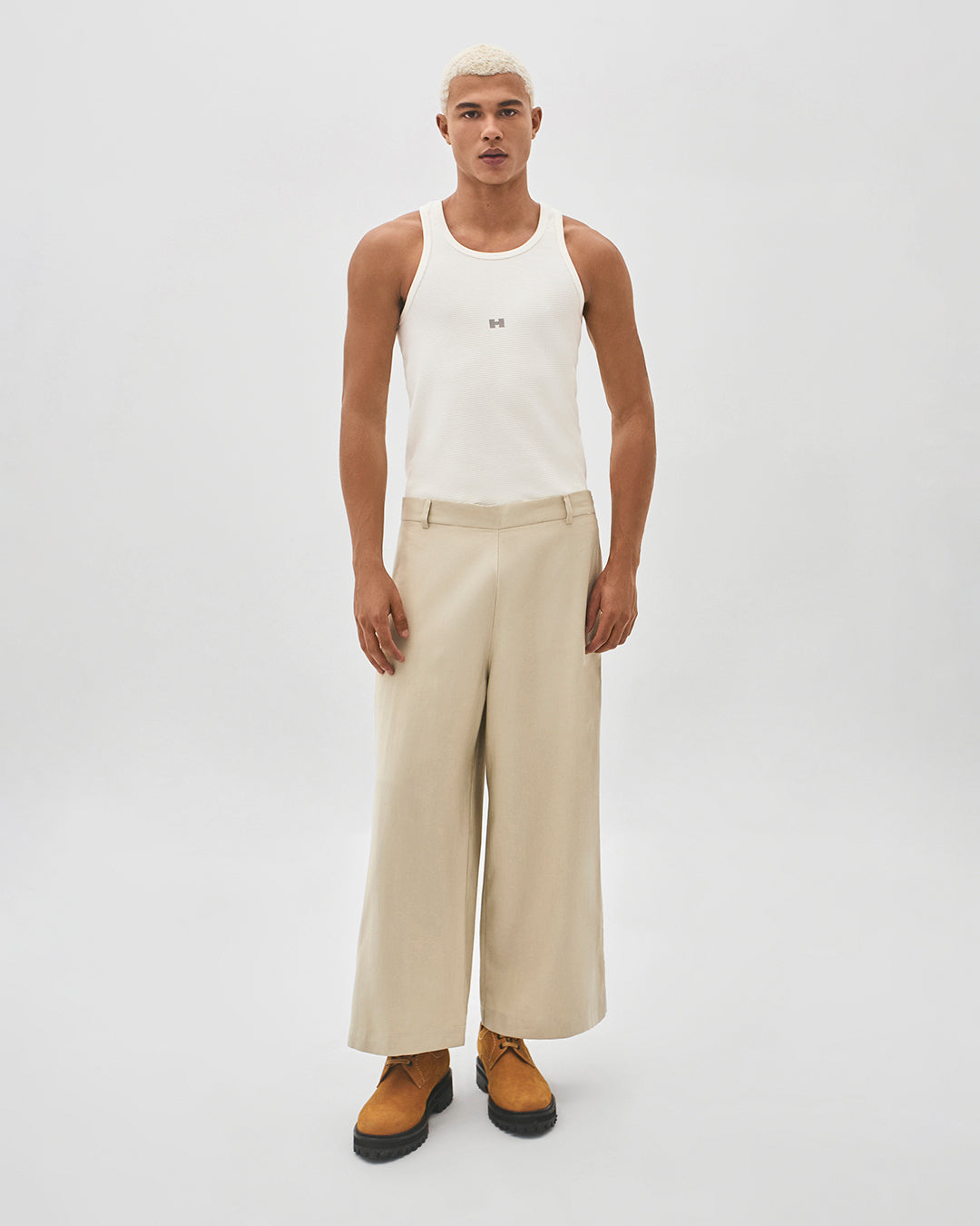 Calça wide leg cropped bege