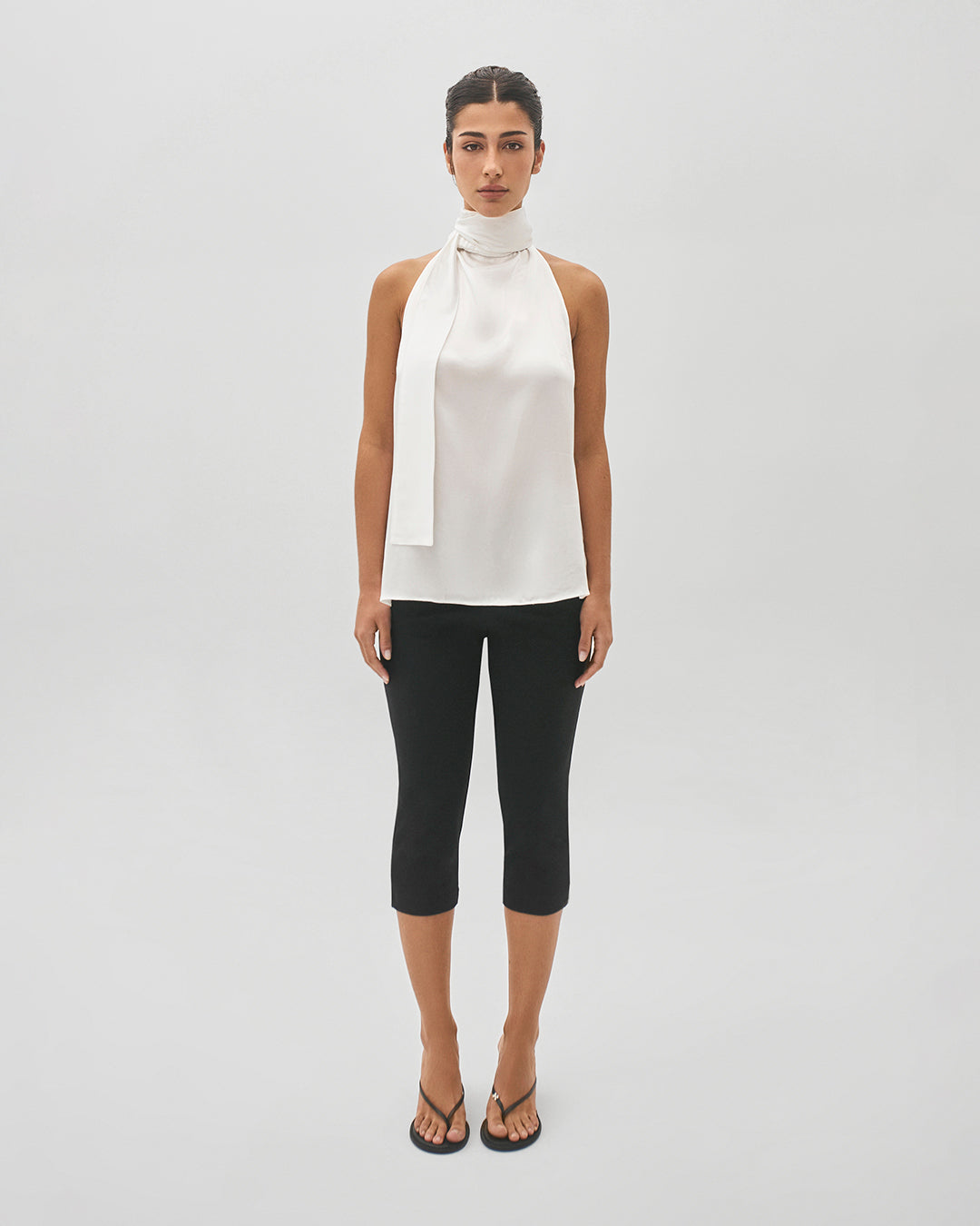 Blusa gola alta acetinada branca