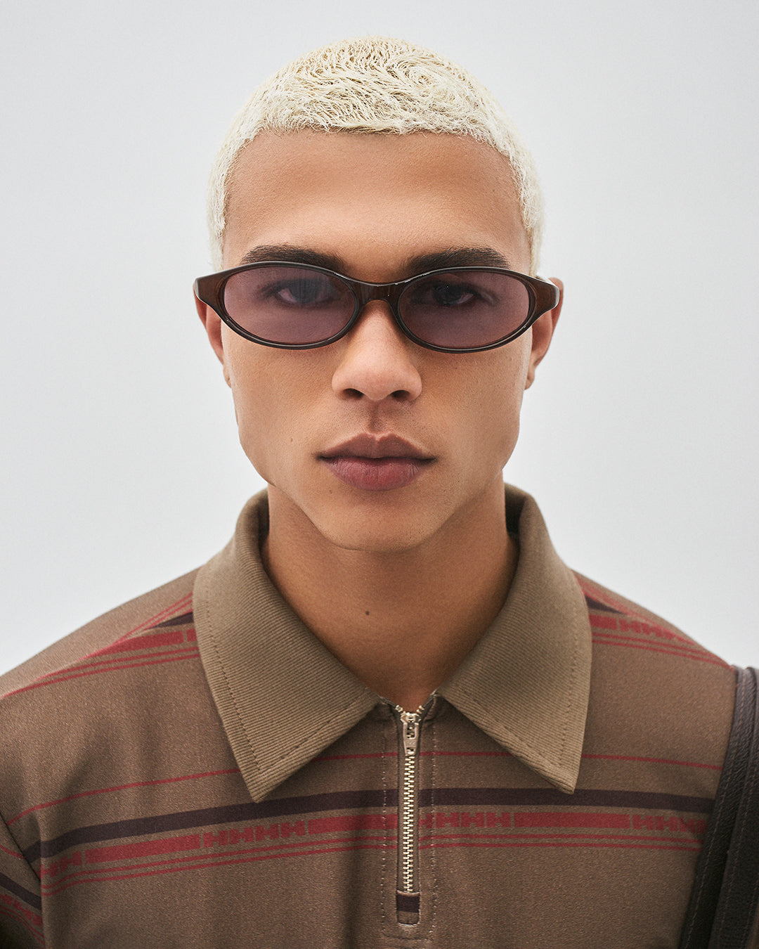 Óculos côncavo marrom com lente roxa