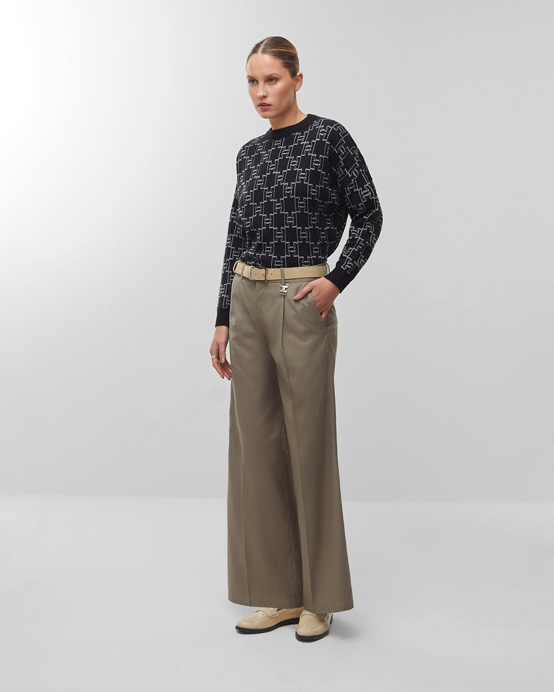 Calça wide leg alfaiataria areia – modelo look completo vista frontal