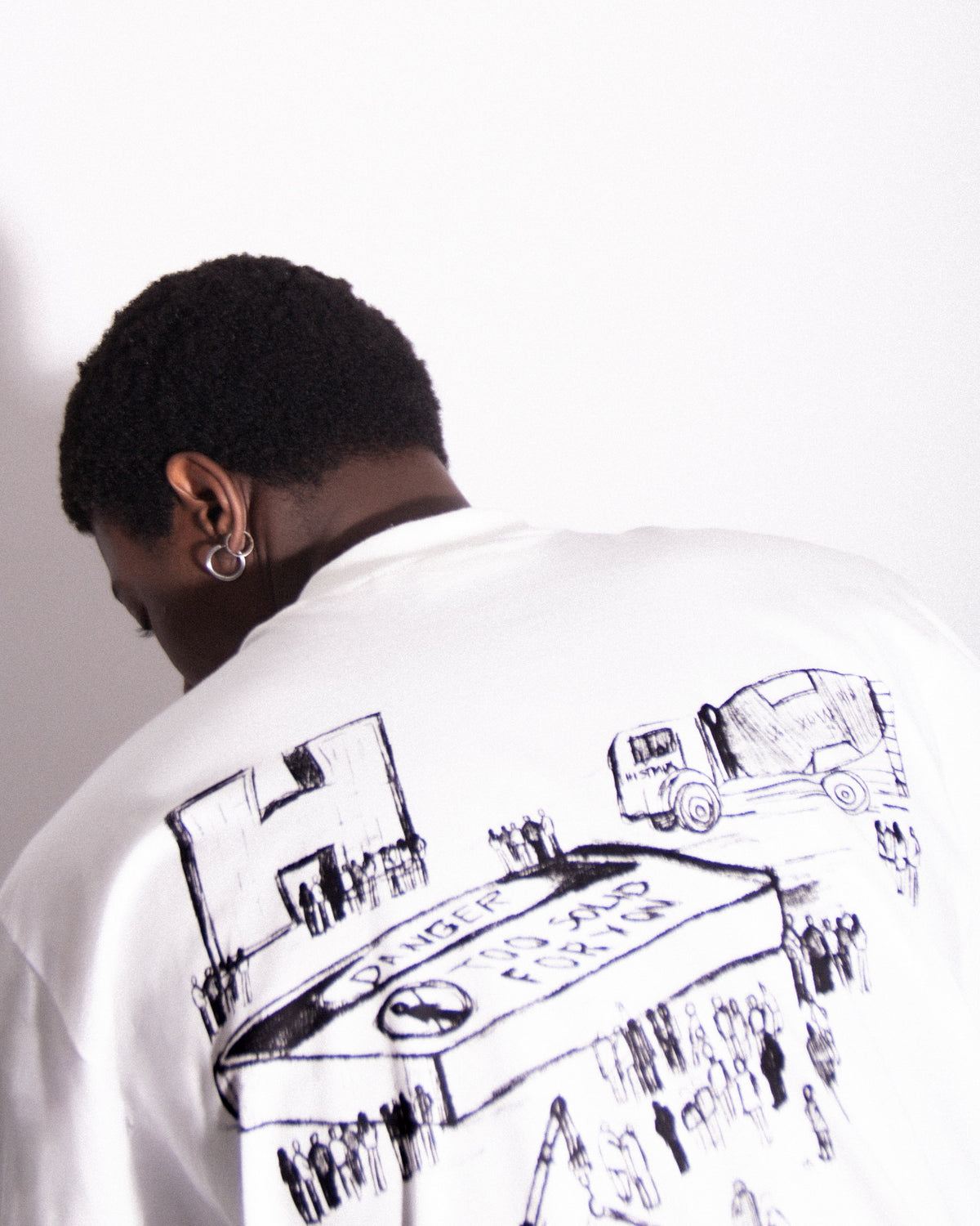 Camiseta Box Construction Off White HIST em look editorial