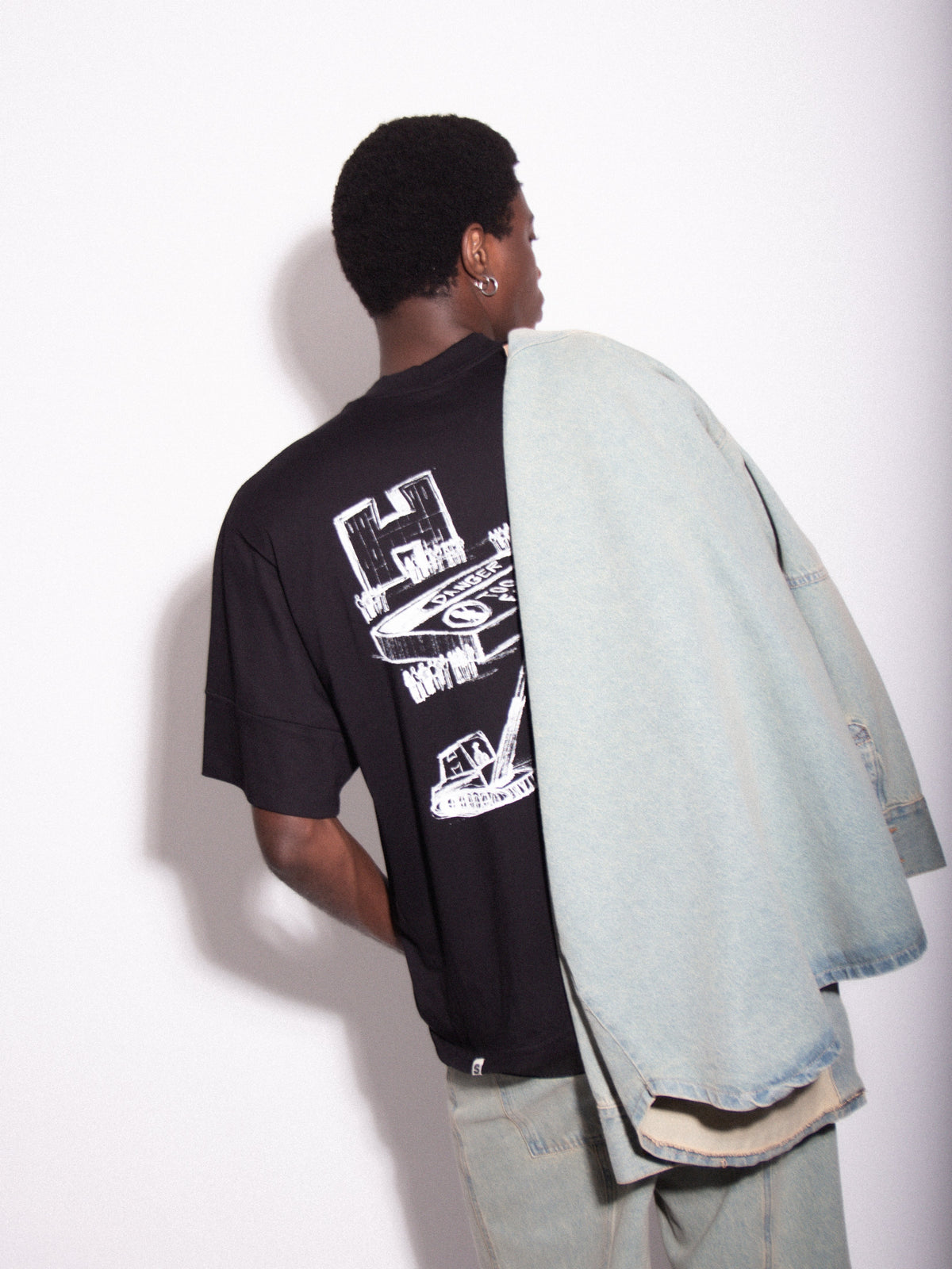 Camiseta Box Construction Preta HIST em look editorial