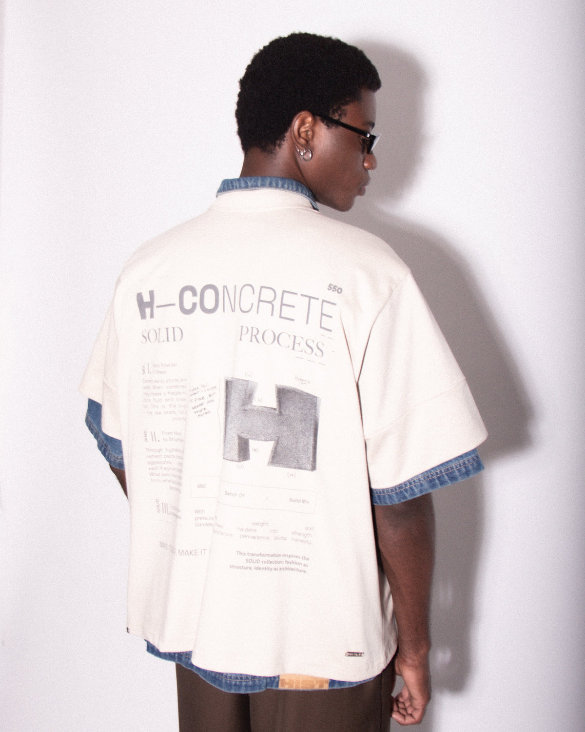 Camiseta Box Concrete Bege HIST em look editorial