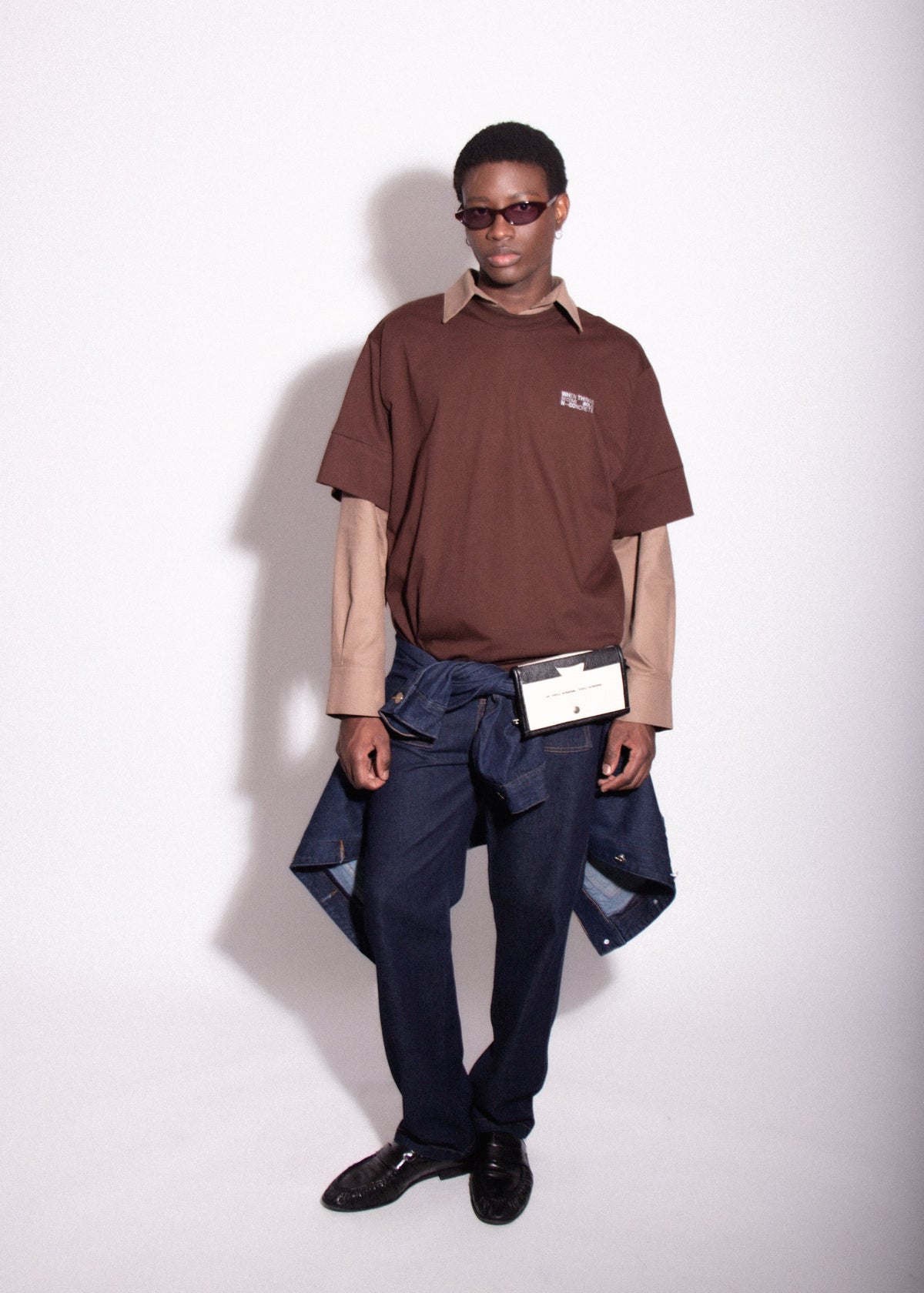 Camiseta Box Concrete Marrom HIST em composição editorial