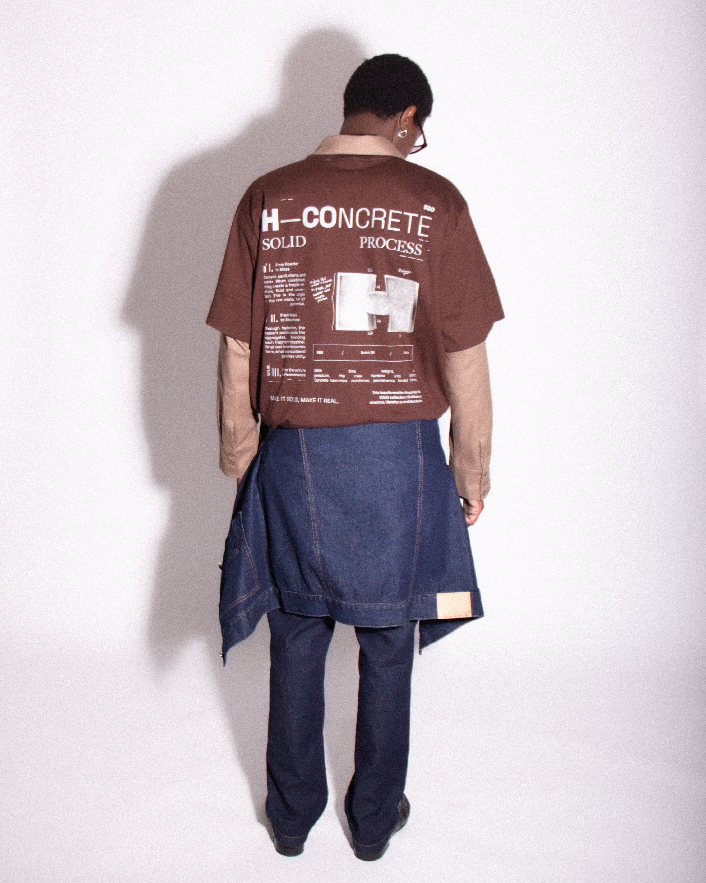 Camiseta Box Concrete Marrom HIST em look editorial
