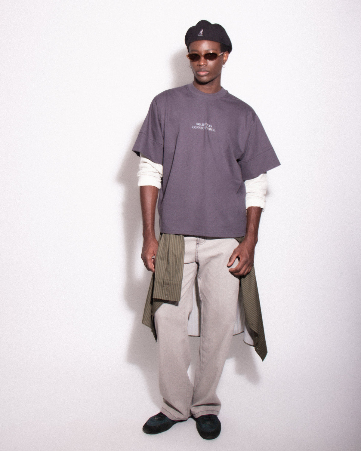 Camiseta Box Solid Ideas Cinza Chumbo HIST em look editorial