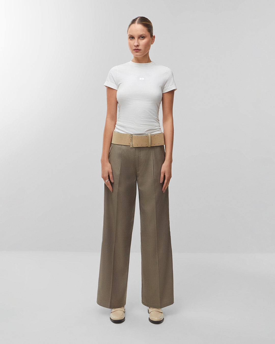 Calça wide leg alfaiataria areia – modelo look completo editorial