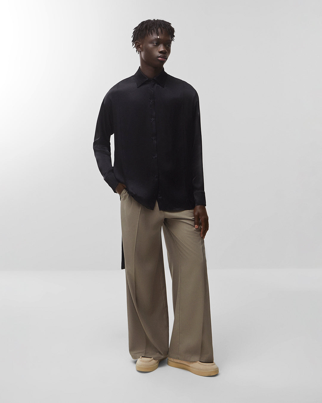 Calça wide leg alfaiataria areia – modelo pose frontal editorial