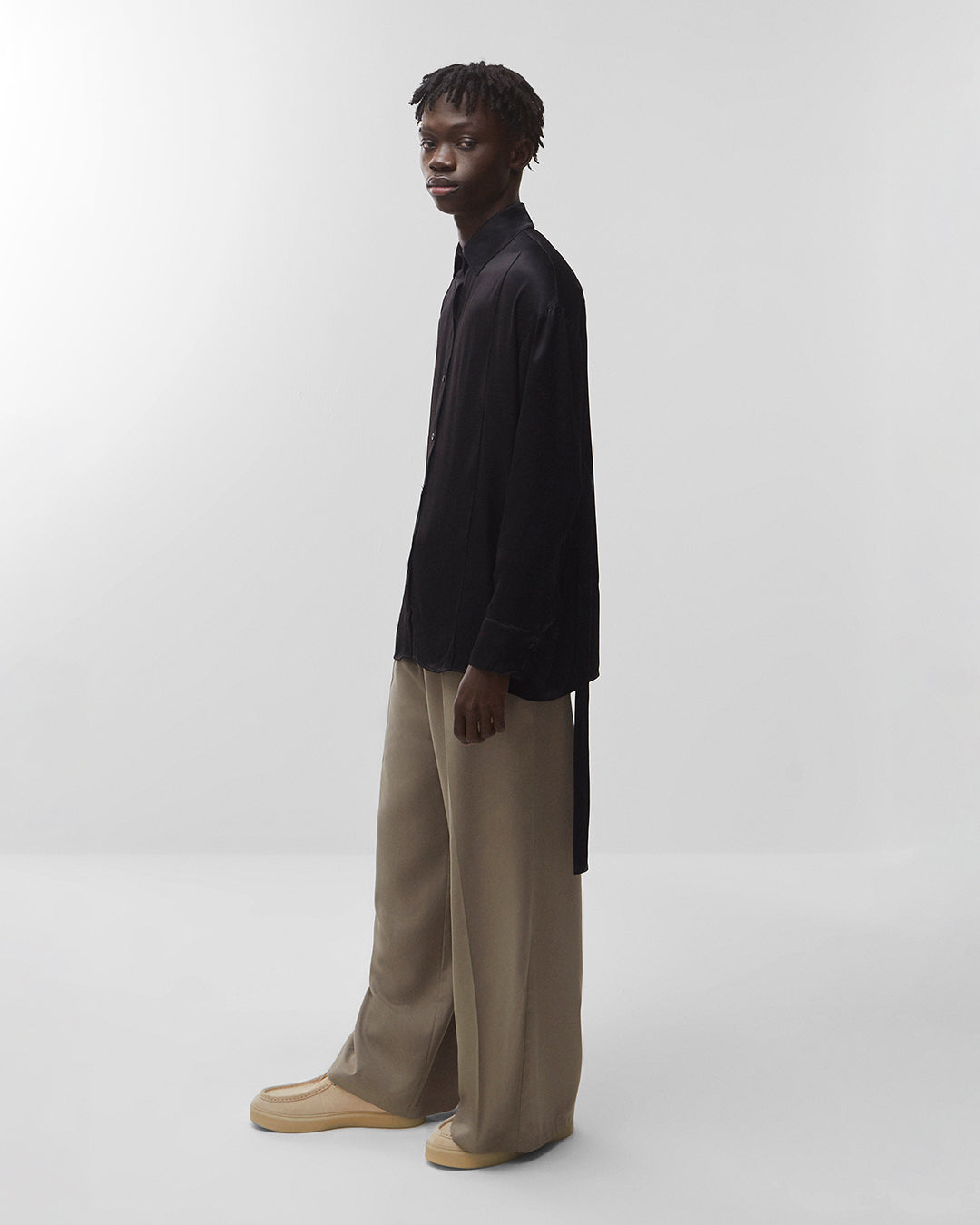Calça wide leg alfaiataria areia – modelo detalhe cintura e pregas
