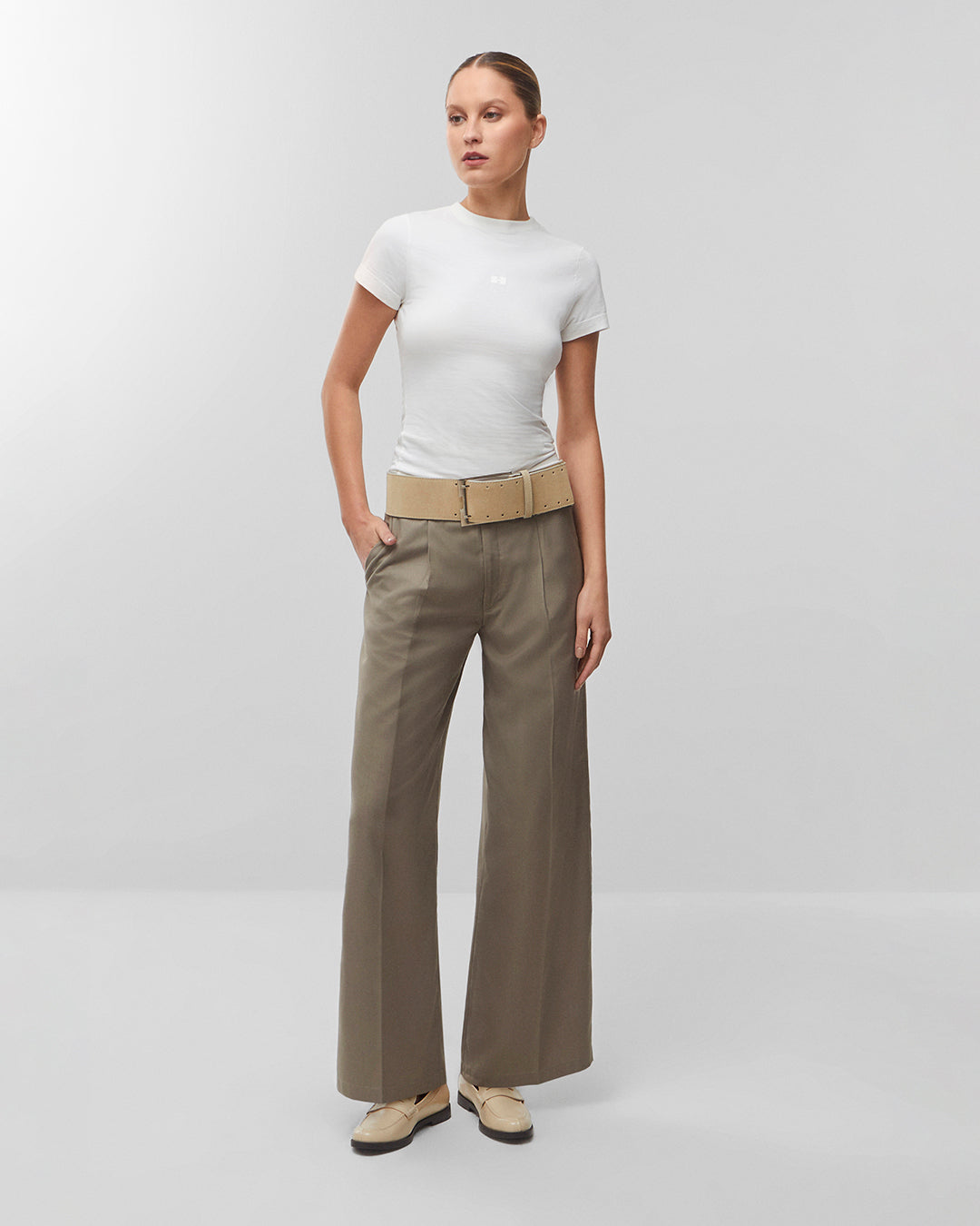 Calça wide leg alfaiataria areia – modelo vista lateral editorial