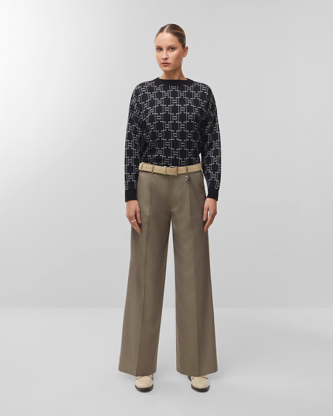 Calça wide leg alfaiataria areia – modelo pose dinâmica editorial