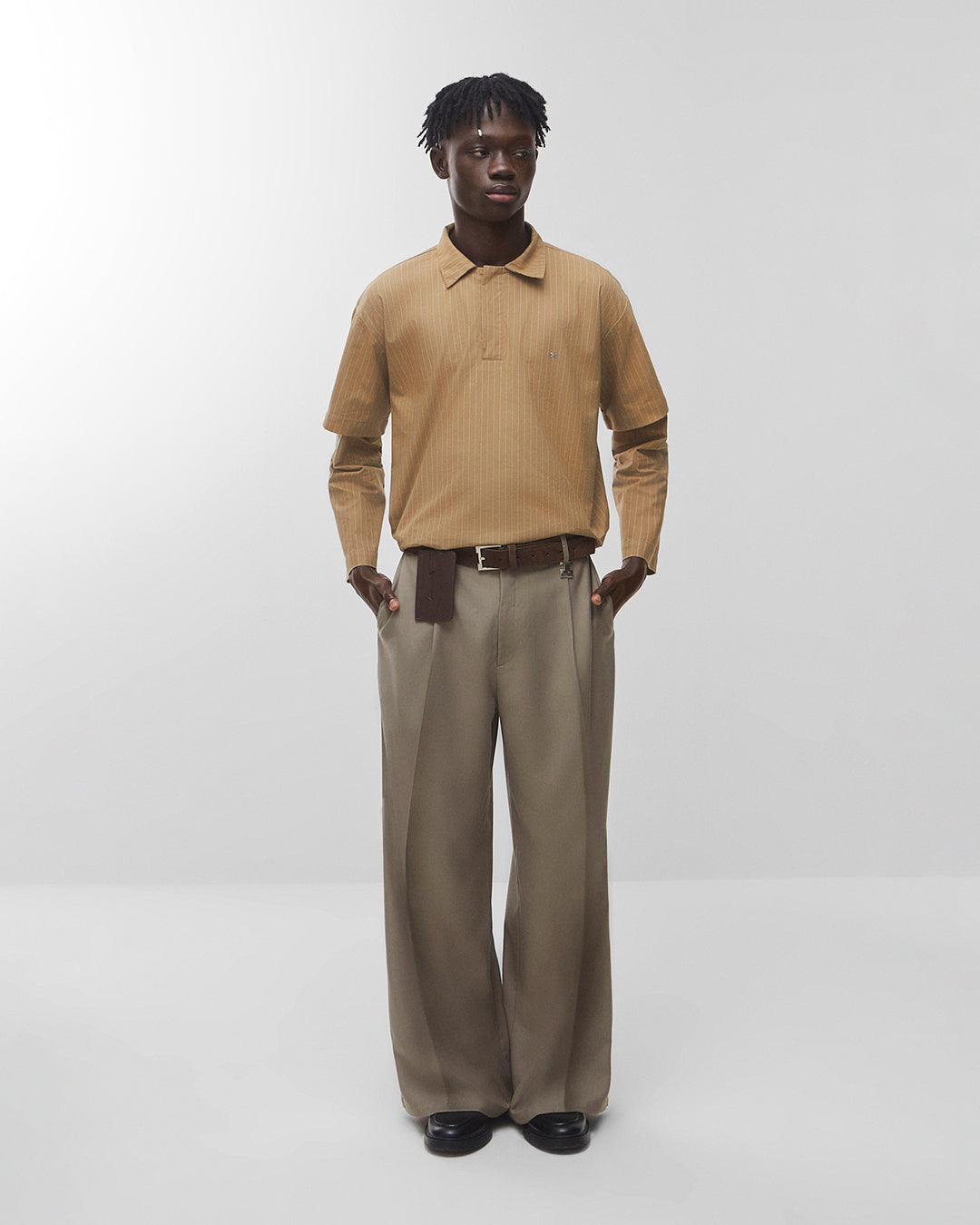 Calça wide leg alfaiataria areia – modelo pose de costas editorial