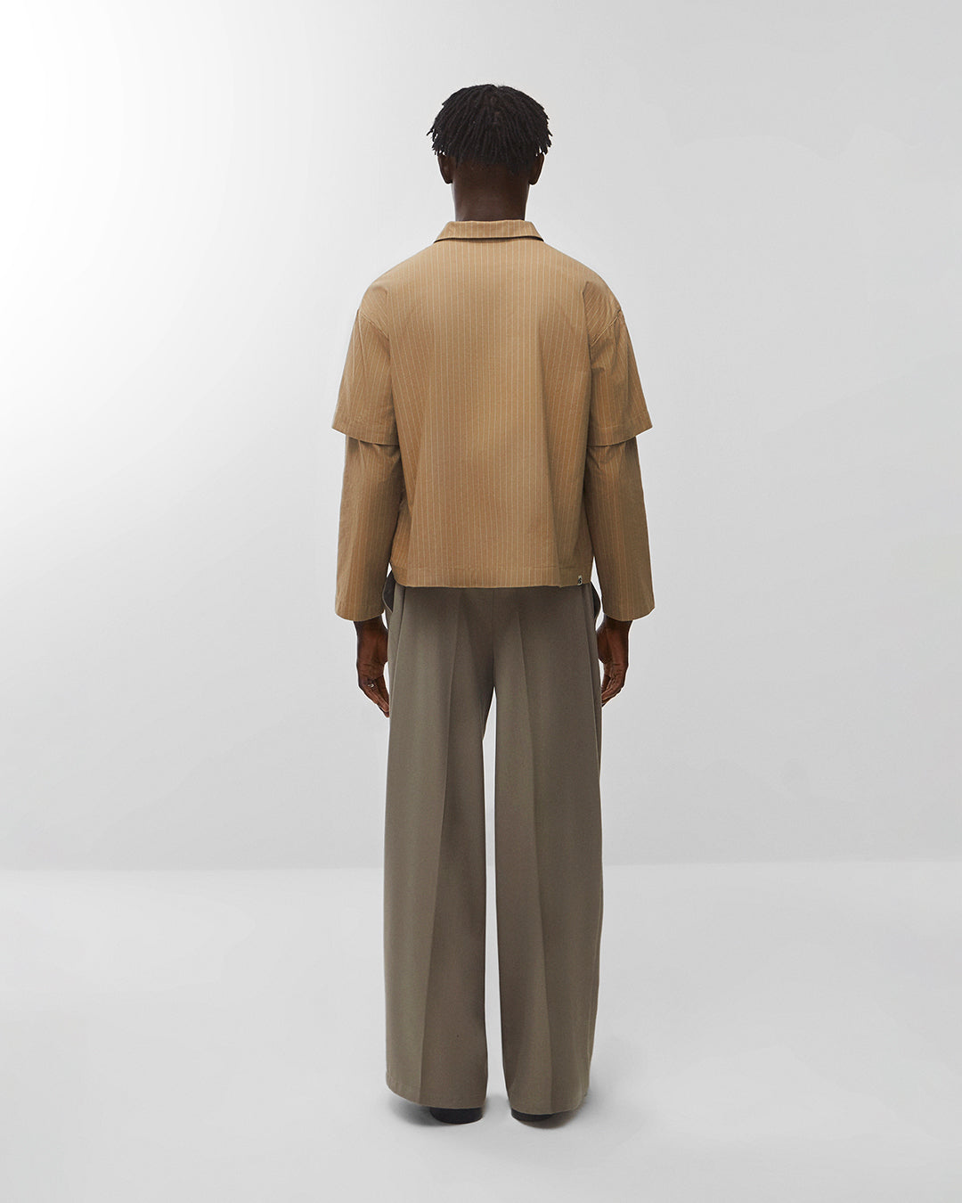 Calça wide leg alfaiataria areia – modelo detalhe barra e caimento