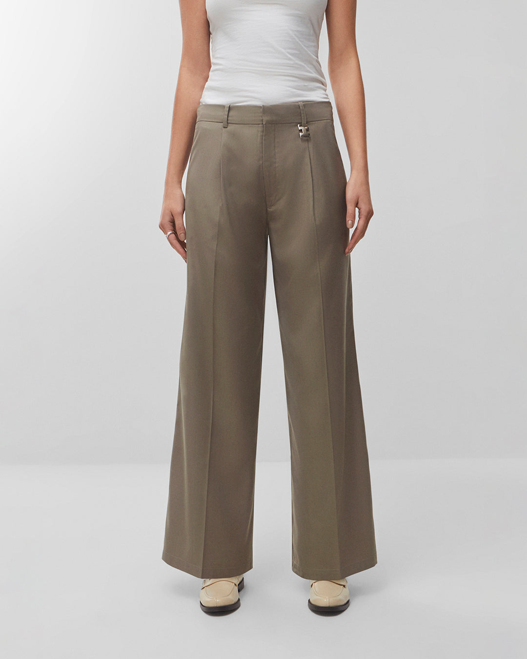 Calça wide leg alfaiataria areia – modelo vista de perfil editorial