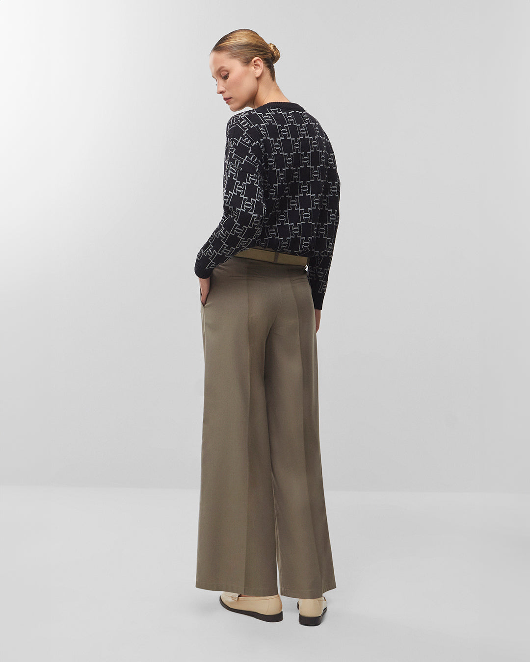 Calça wide leg alfaiataria areia – modelo pose editorial fechada