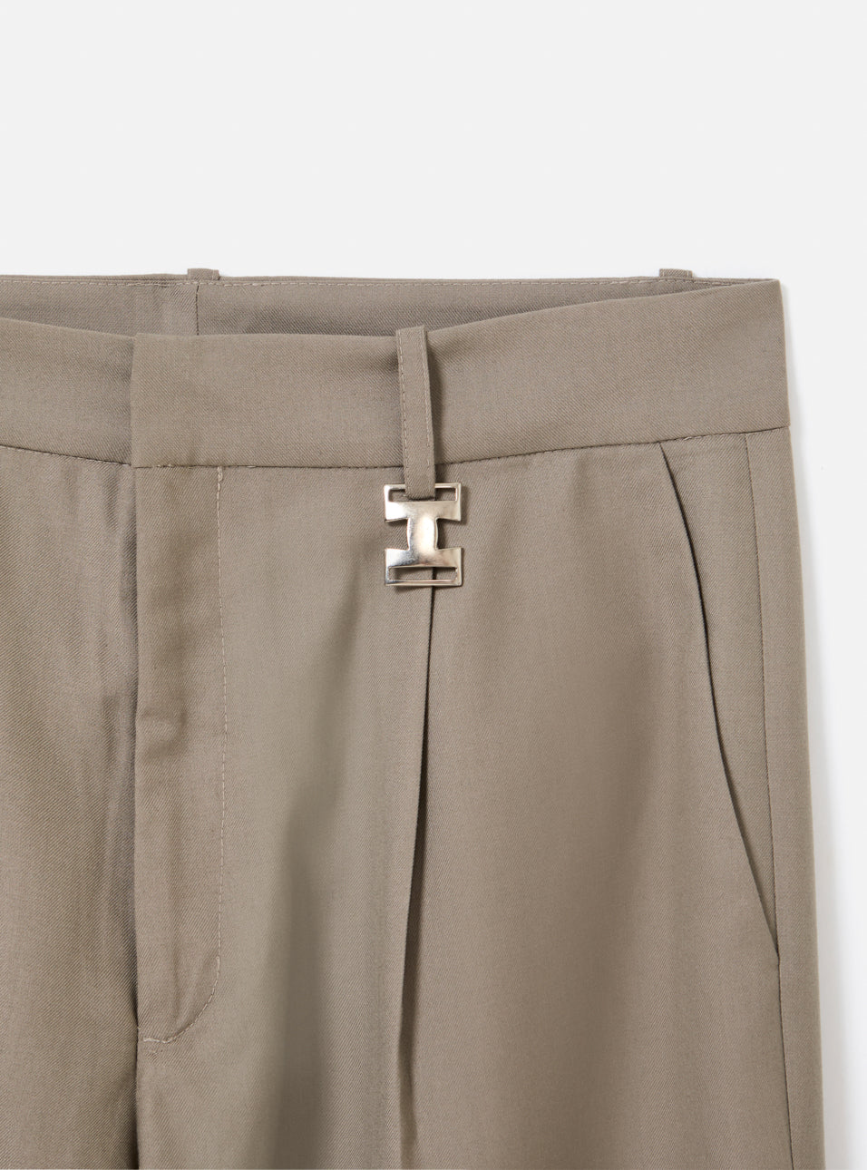 Calça wide leg alfaiataria areia com pregas – vista lateral estúdio
