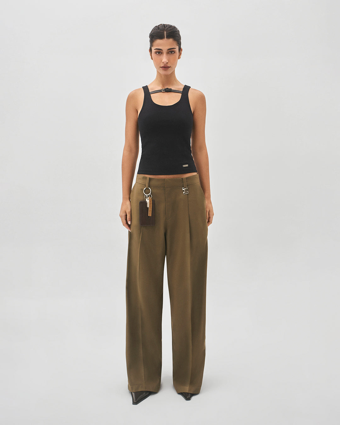 Calça wide leg alfaiataria cáqui – modelo look completo editorial